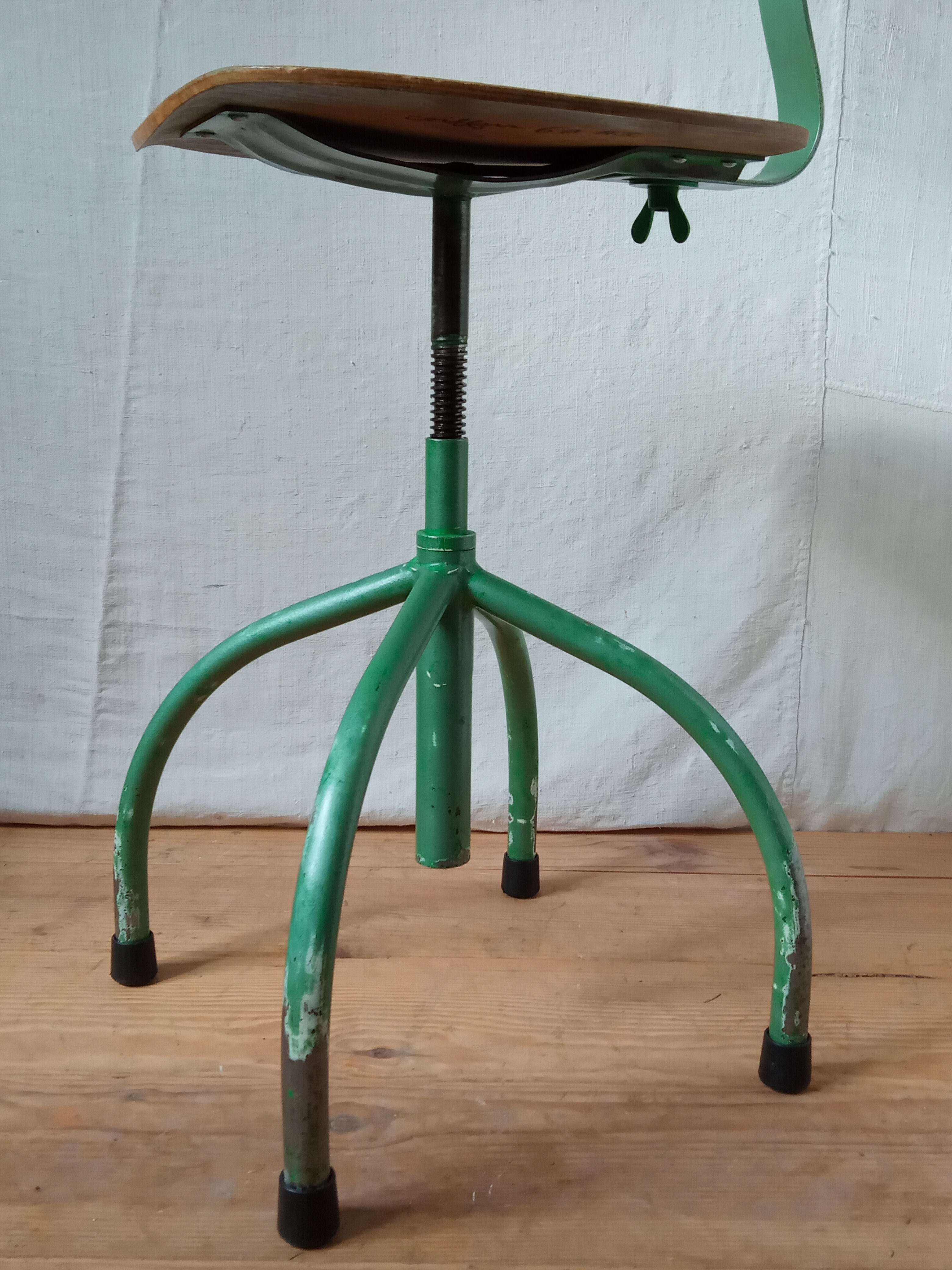 Swivel and telescopic workshop chair