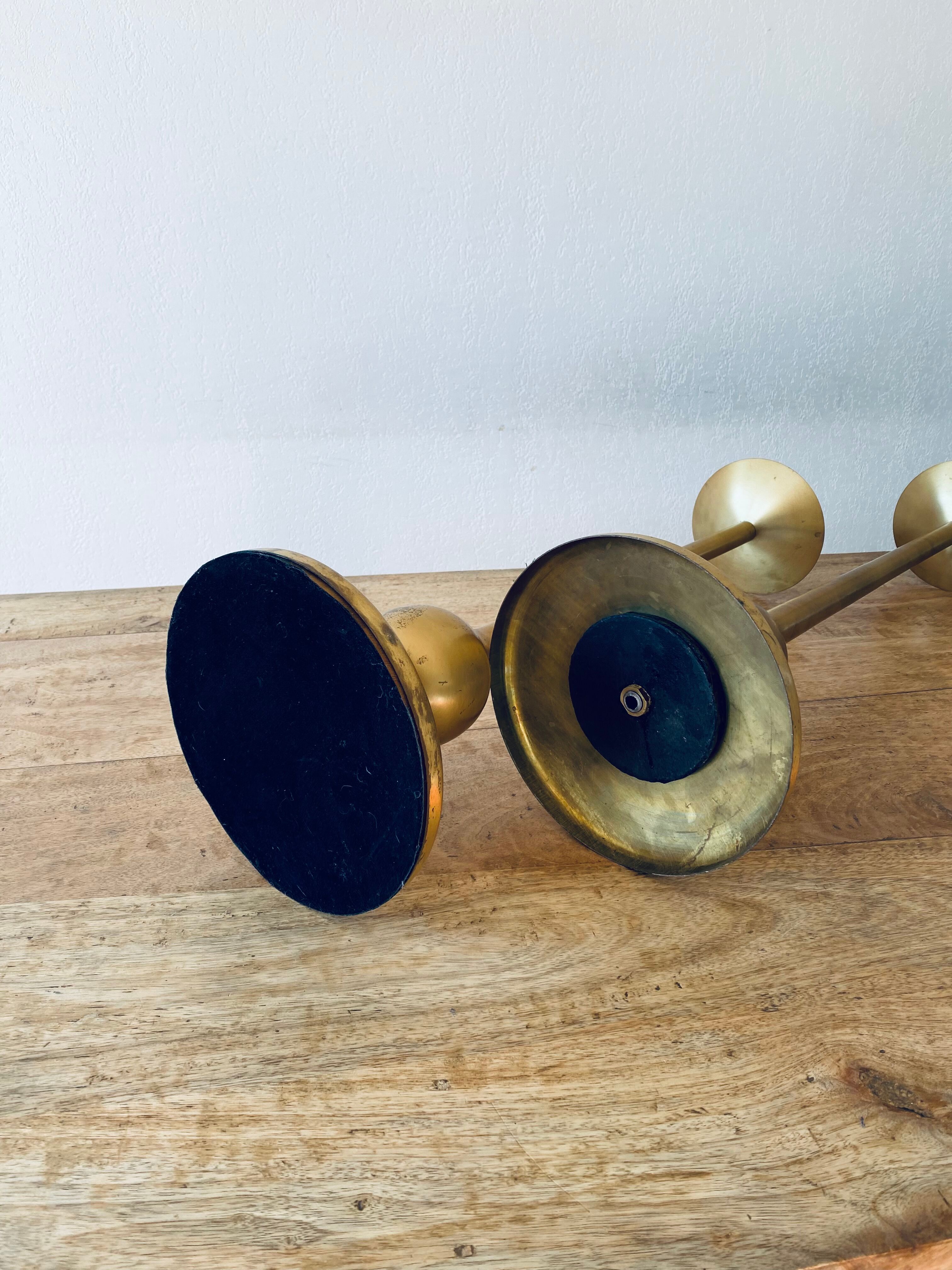 Paire de candélabres en laiton brossé