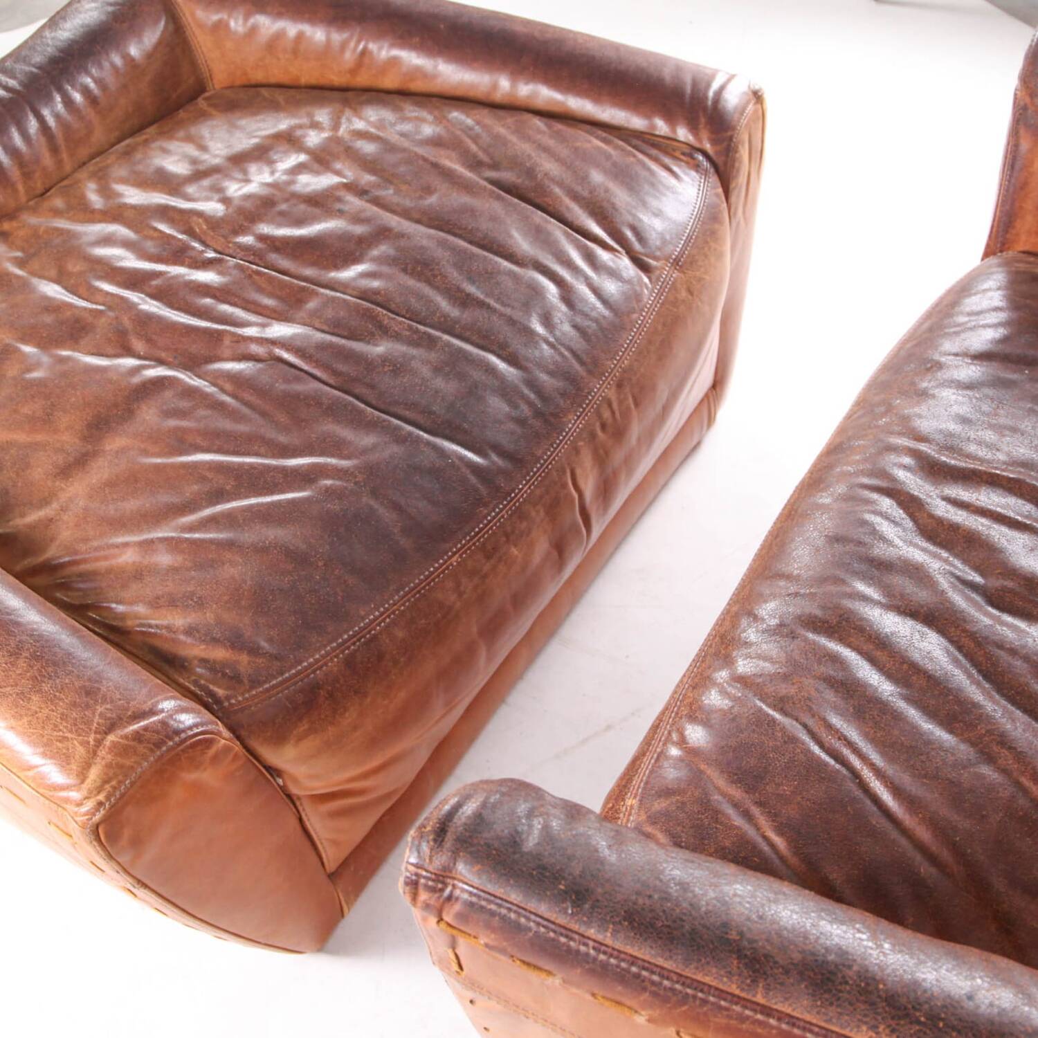Grands fauteuil et ottoman en cuir