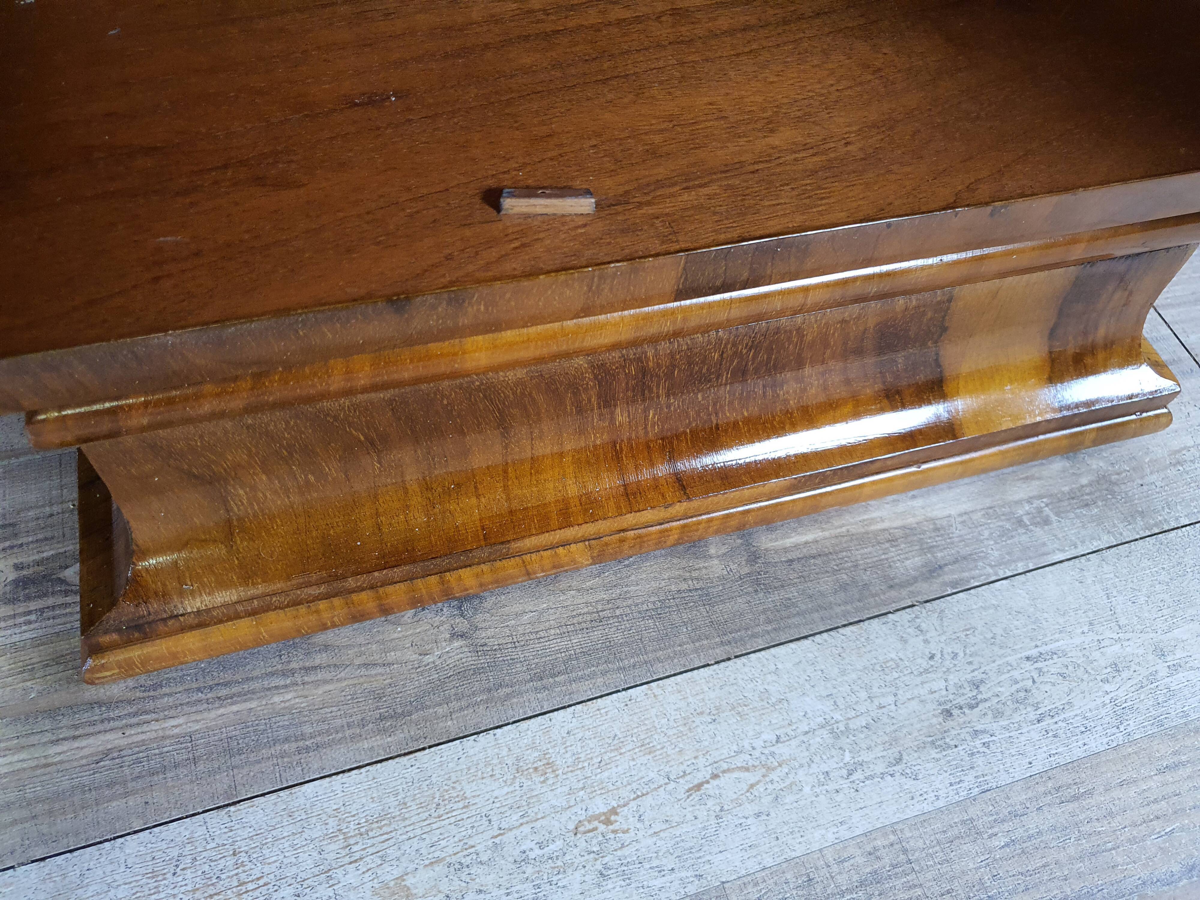 Art Decò Bedsides in Walnut