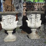 Medical vases with characters in reconstituted stone.
