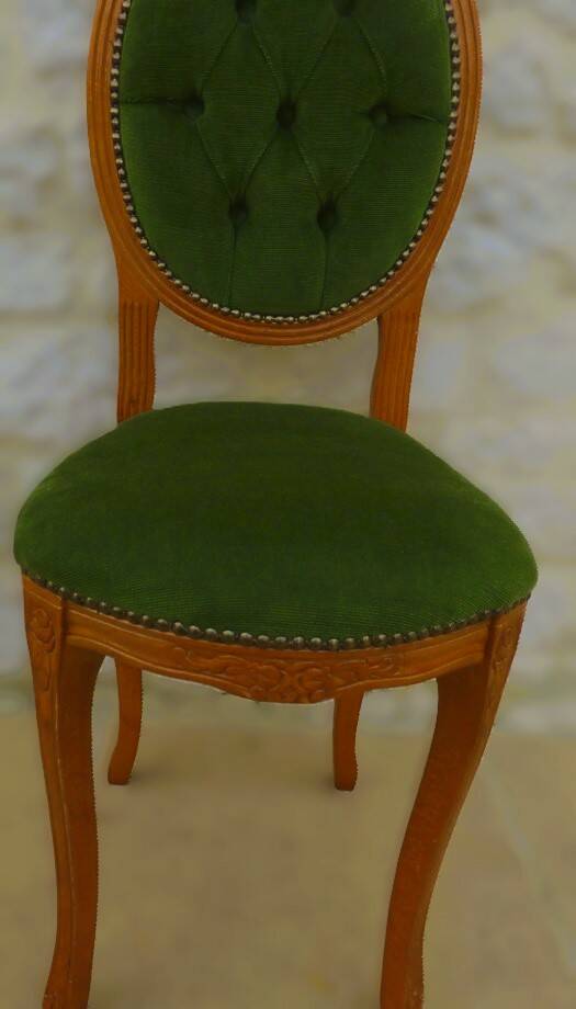 Chaise médaillon ancienne chic de style avec tissus velours vert et clous