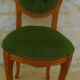 Chaise médaillon ancienne chic de style avec tissus velours vert et clous