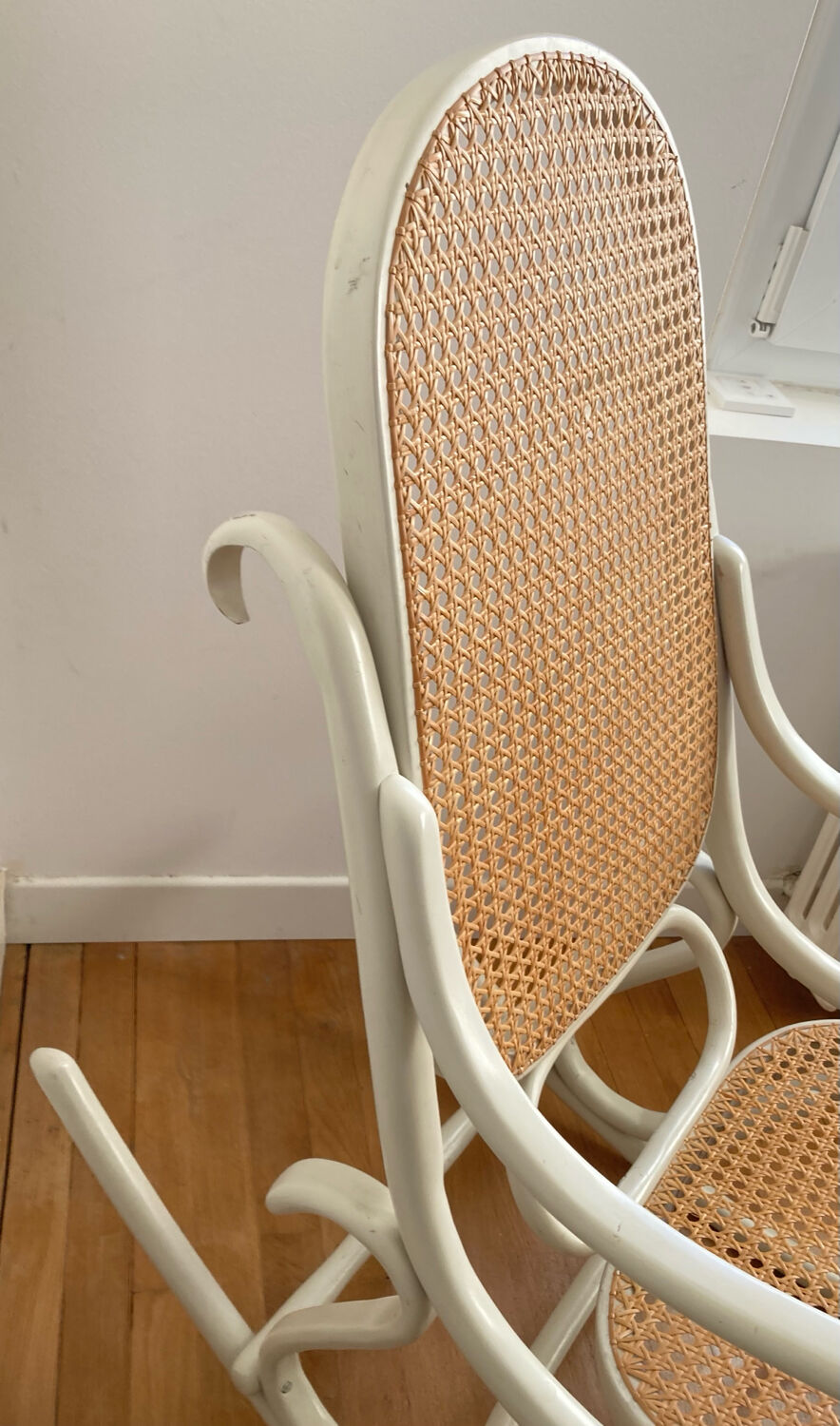 Rocking Chair THONET époque fin XIXe en bois courbé cérusé grège