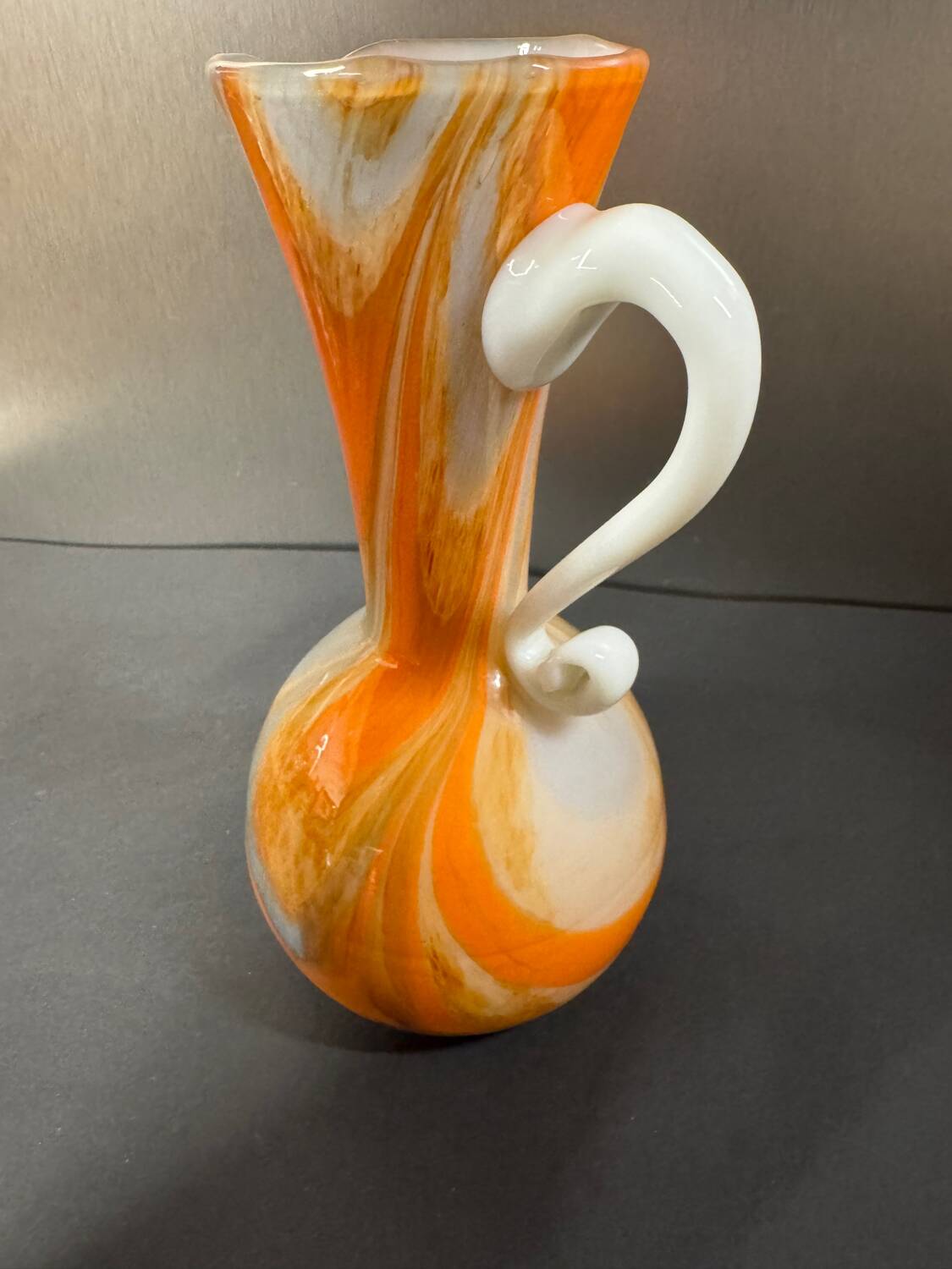 Marbled orange and white glass vase with applied handle – Art Deco