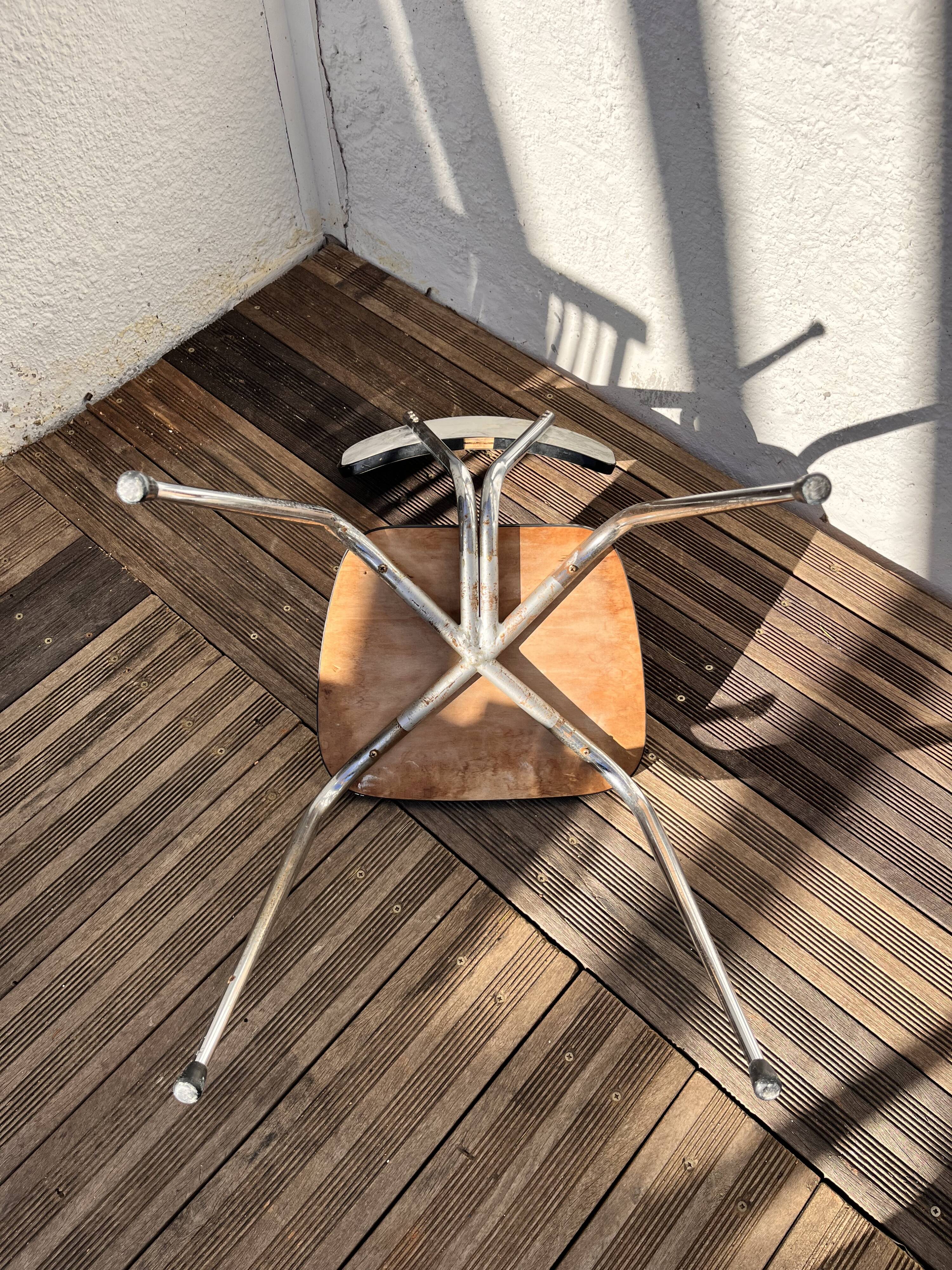 Formica table with marble motif, with drawer and its 3 chairs.
