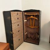 Travel trunk locker room