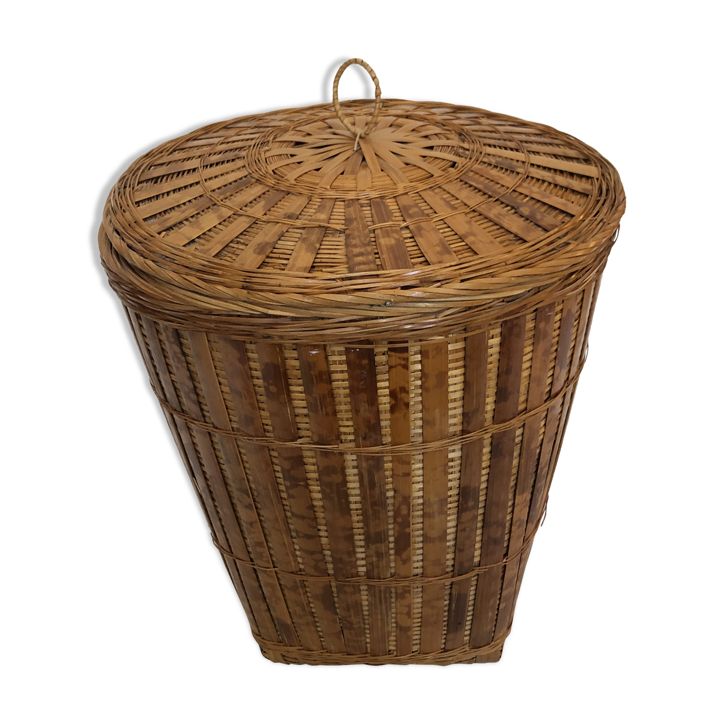 Wicker basket with lid