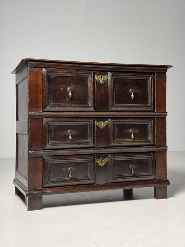 Commode anglaise en chêne du XVIIe siècle