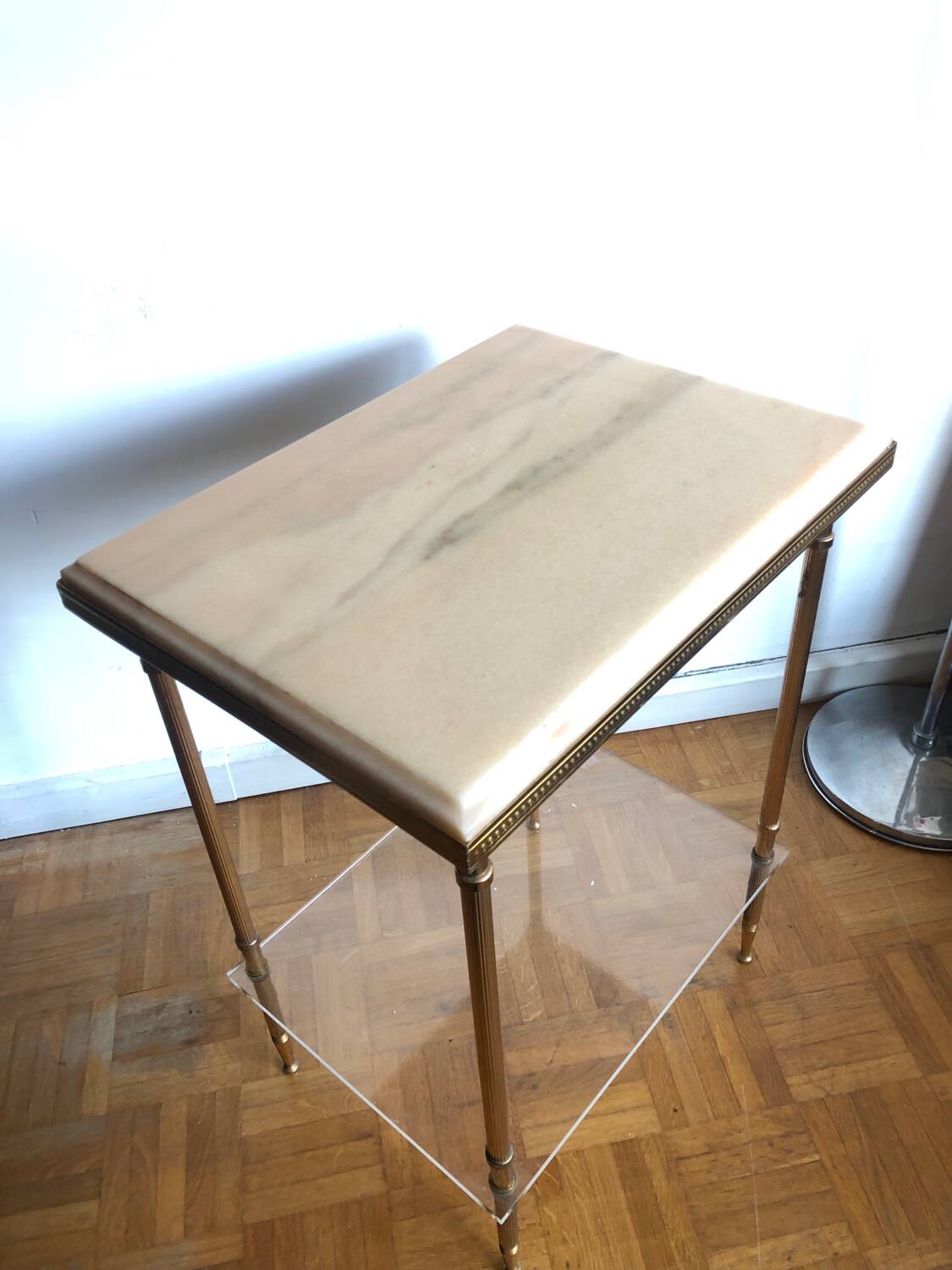Pedestal side table in gold metal and marble