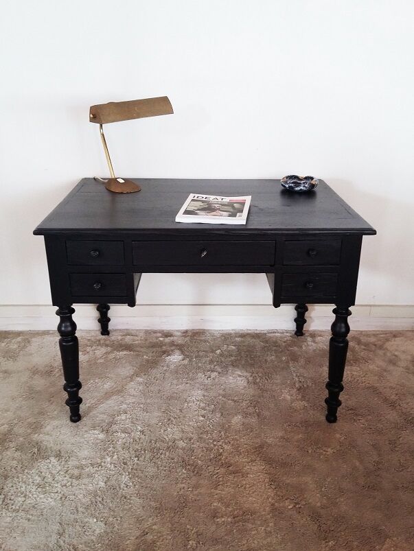 Desk in black step