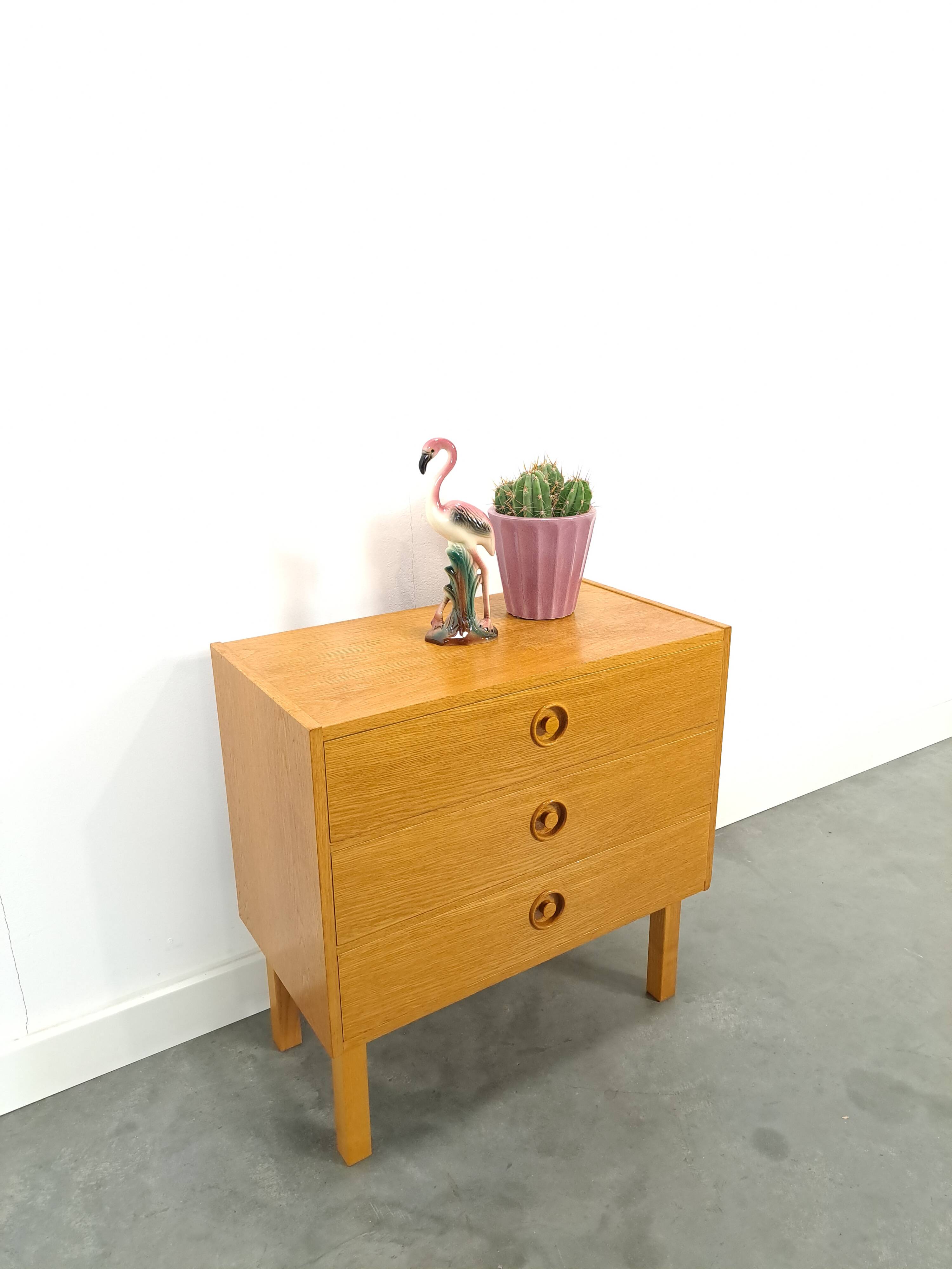 Commode en placage avec poignées rondes de Suède