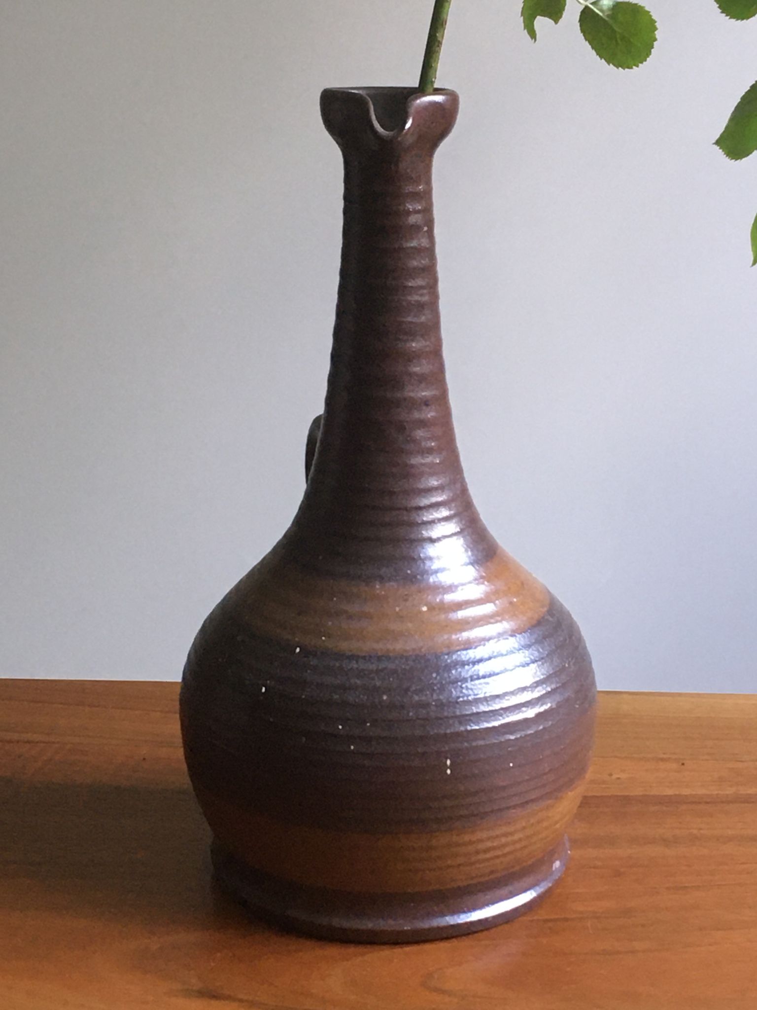 Marsh sandstone vase with handle
