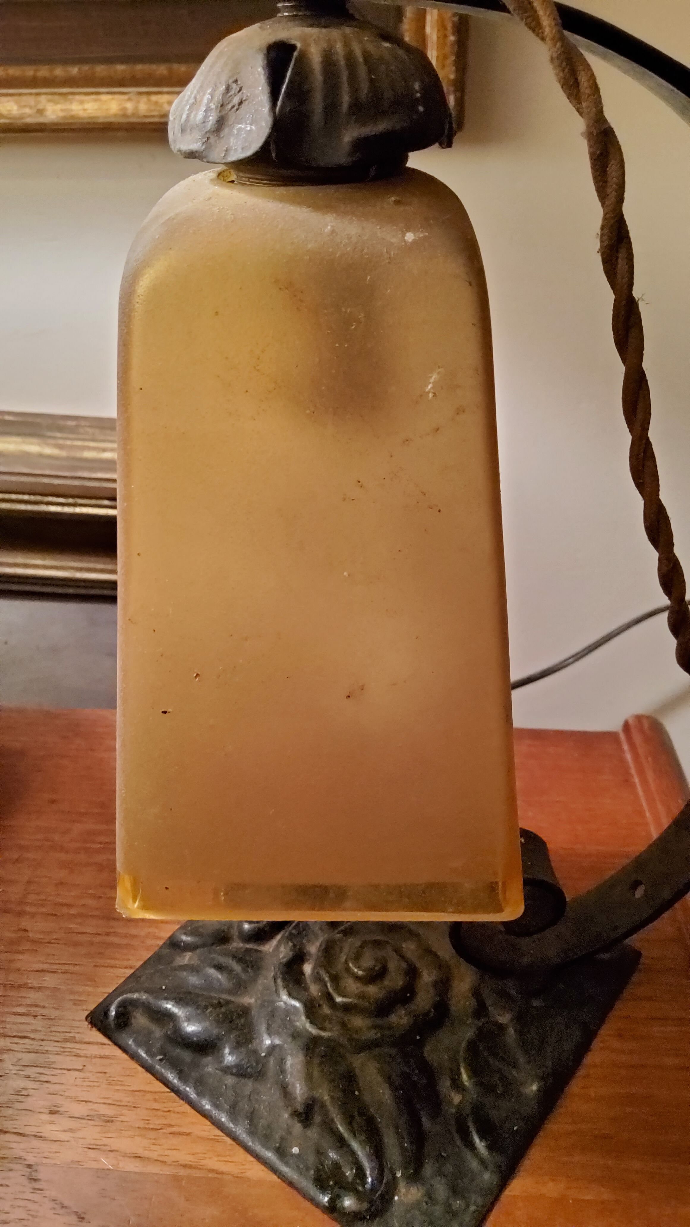 Lampe art déco des années 30 en fer forgé et tulipe en verre ambré