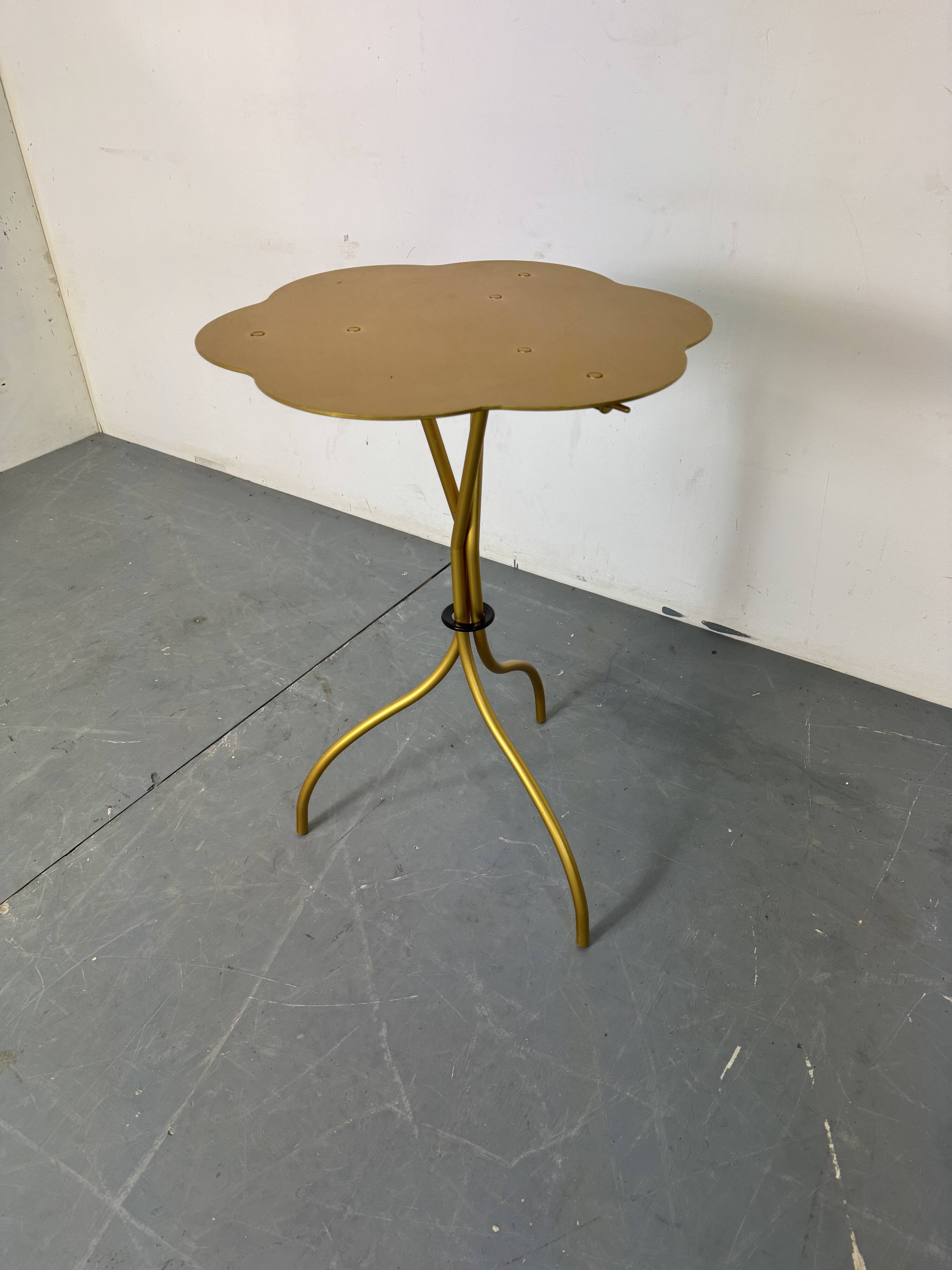 Table d'appoint haute design italien par Emaf Progetti pour Zanotta années 1980.