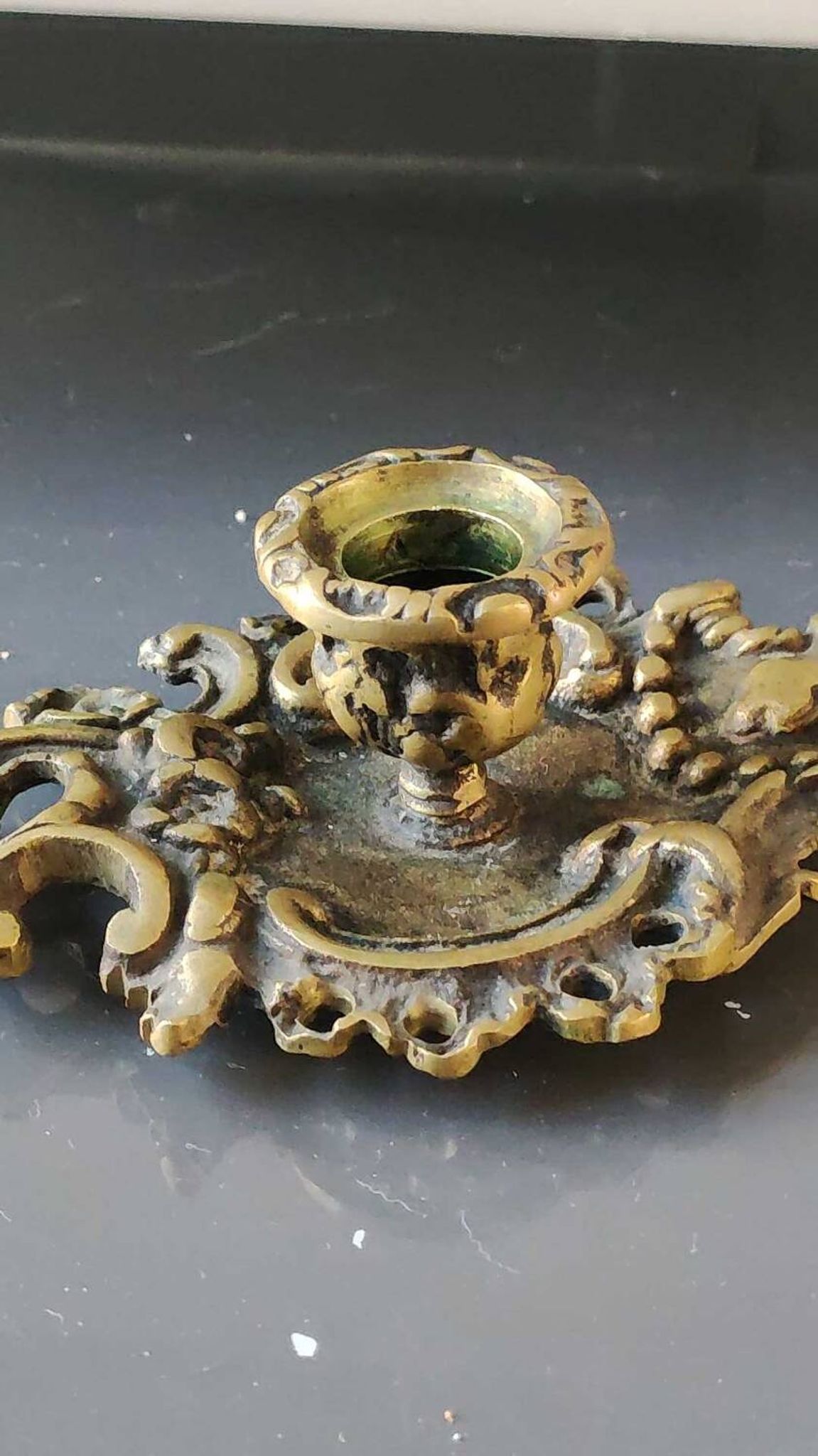 Antique Baroque/Rocaille style hand candle holder. In bronze with an old gold patina.