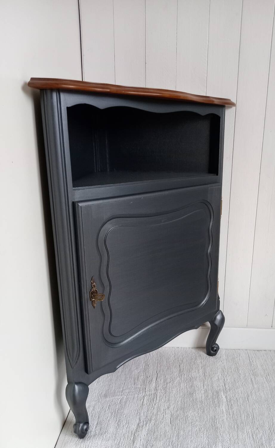Corner cabinet