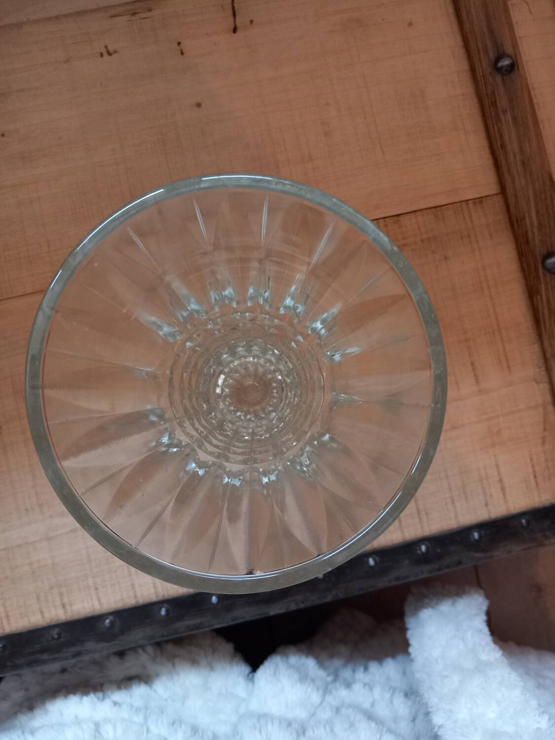 Petit vase en verre taillé