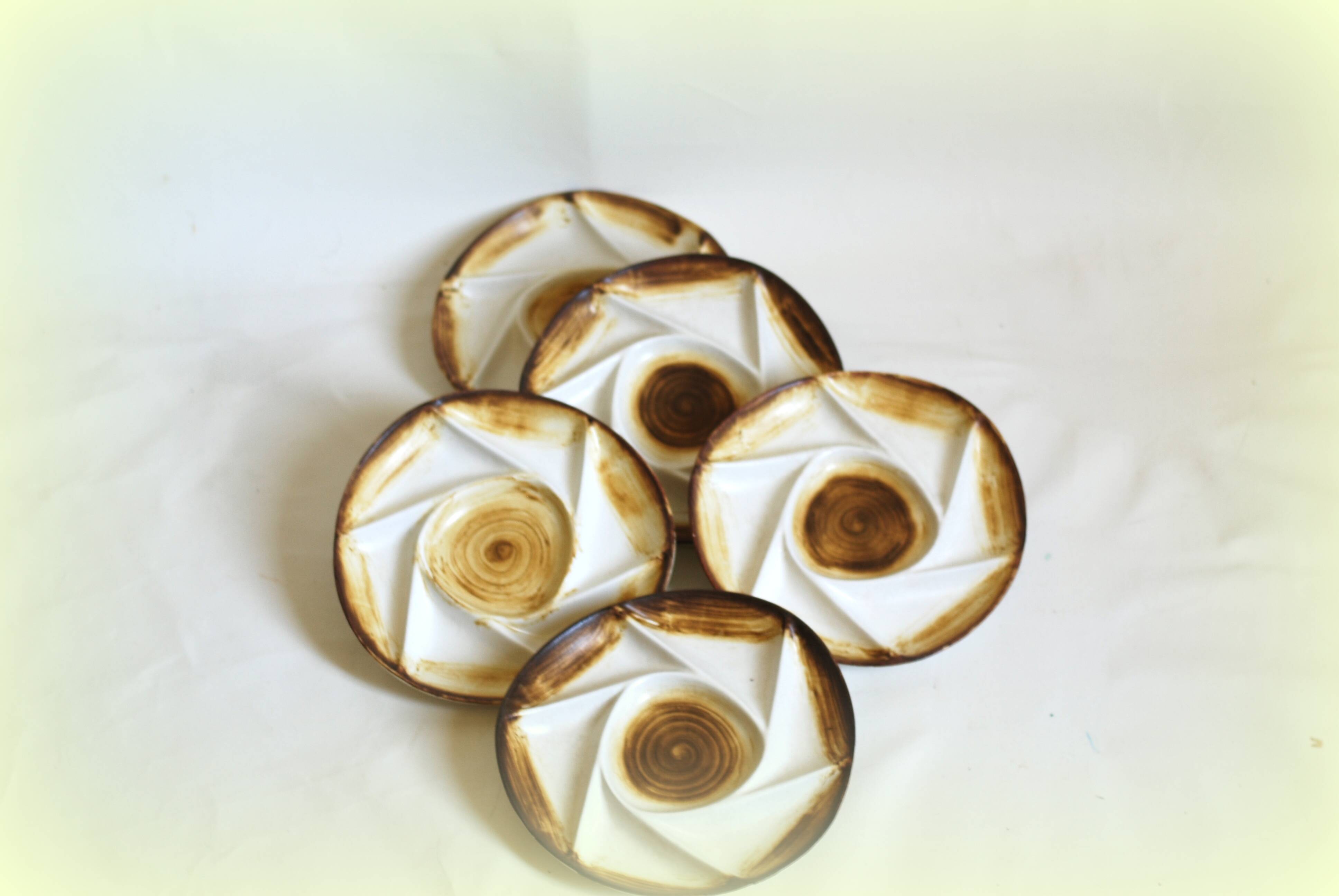 Divided plates in vintage French hand-painted stoneware "Longchamp"