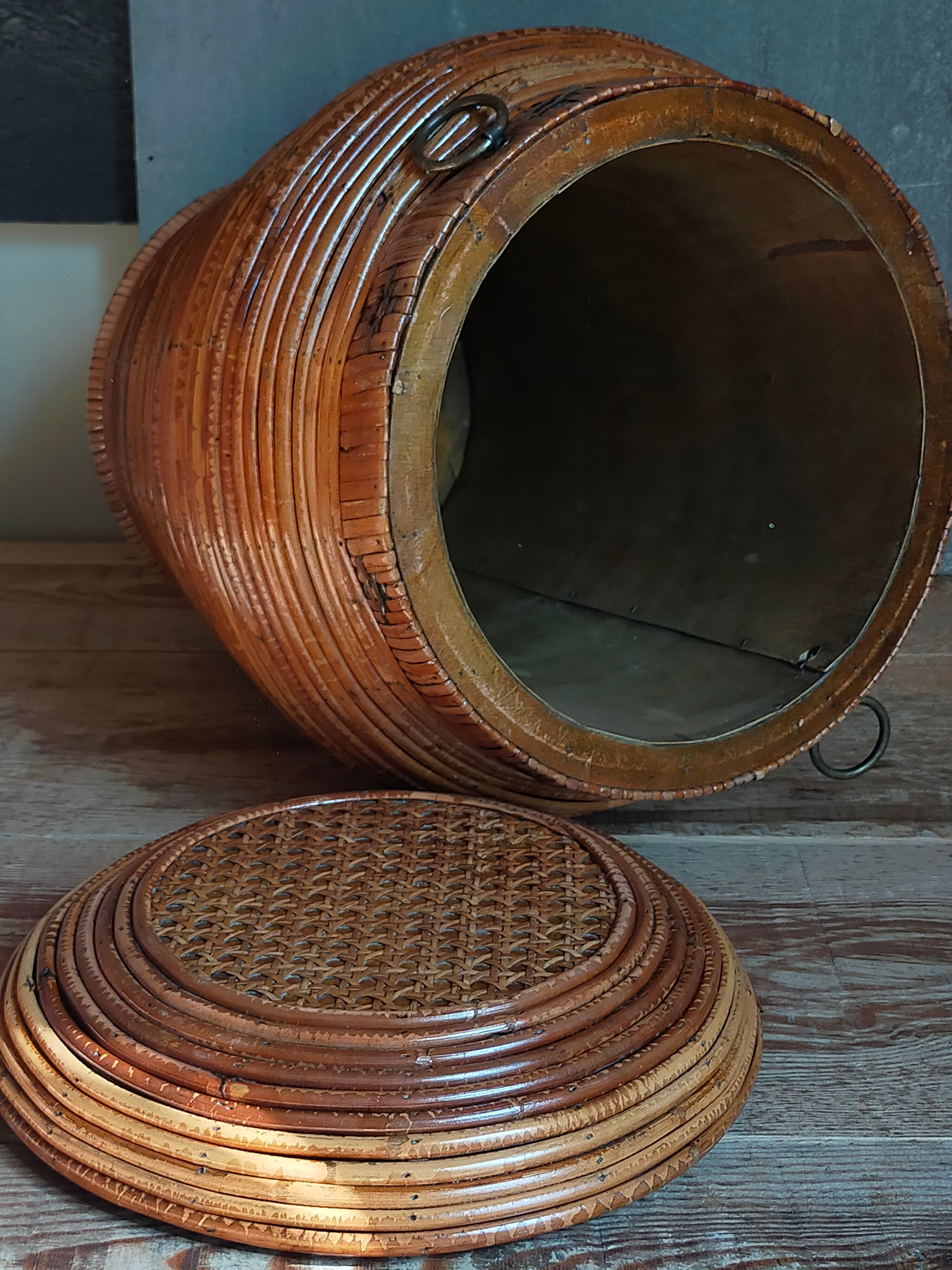 Basket with wooden lid and rattan early XXth