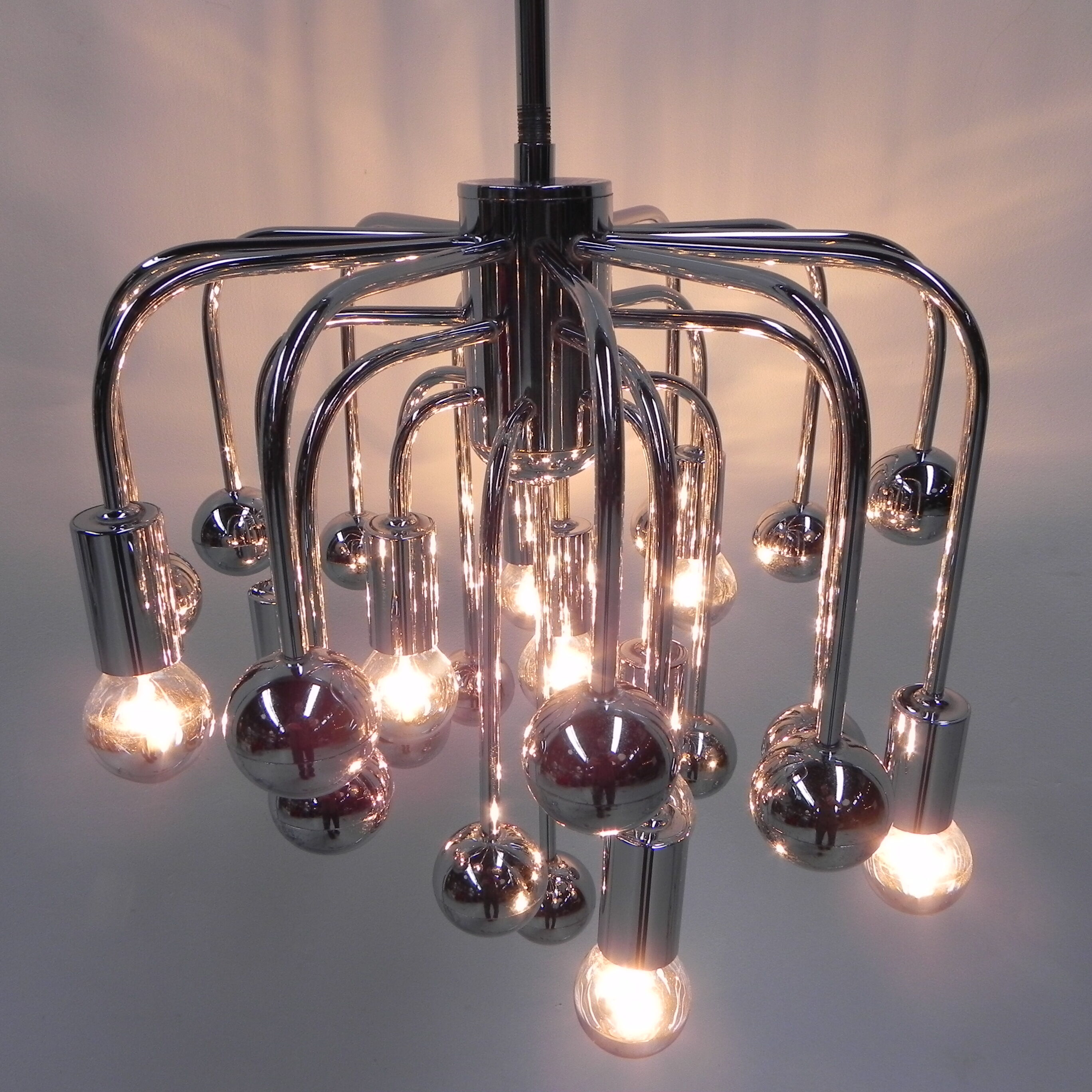 Suspension Spoutnik vintage avec 9 points lumineux et 16 globes chromés