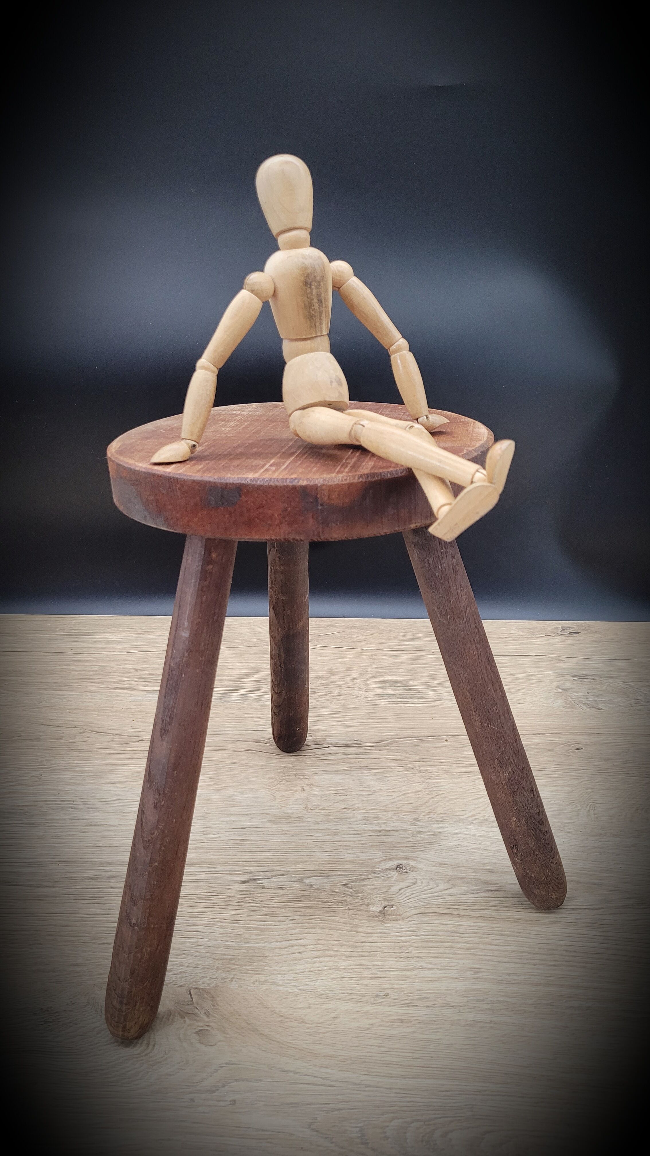 Round tripod stool cowherd