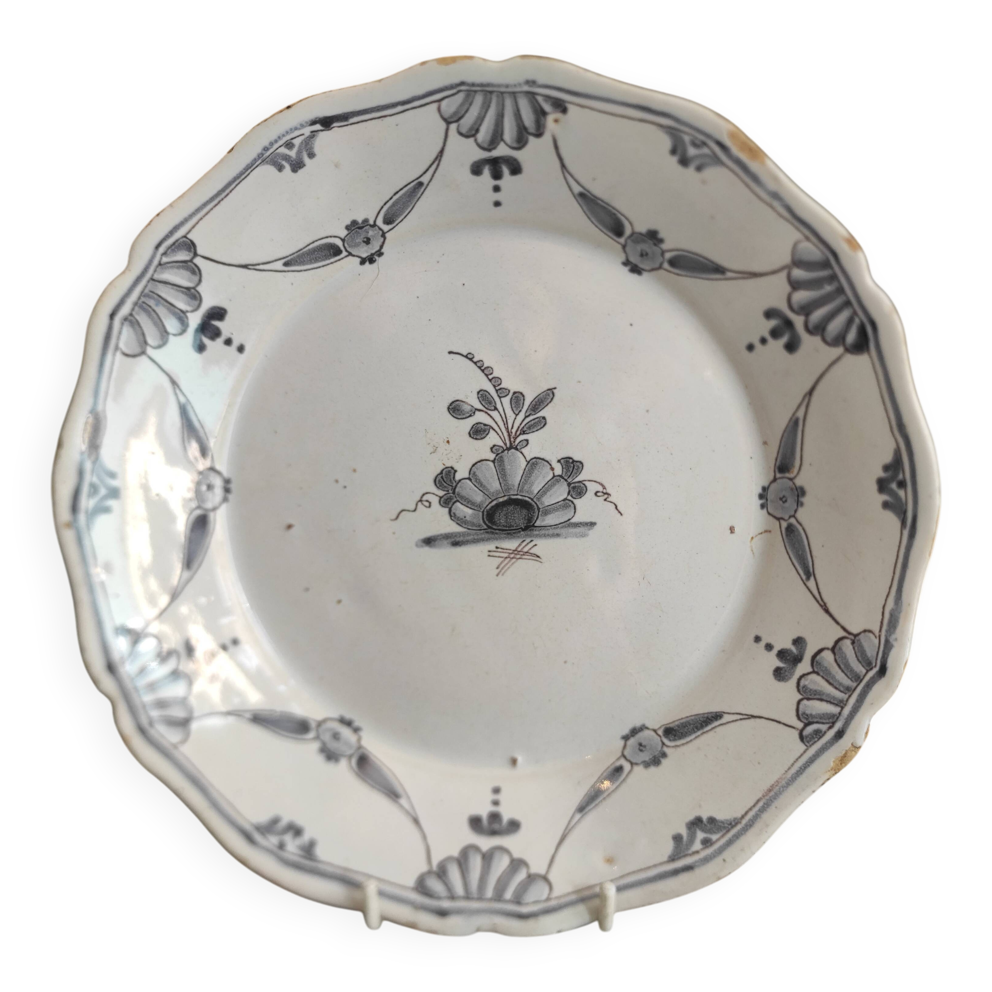 Assiette ancienne française, Nevers, XVIIIe siècle