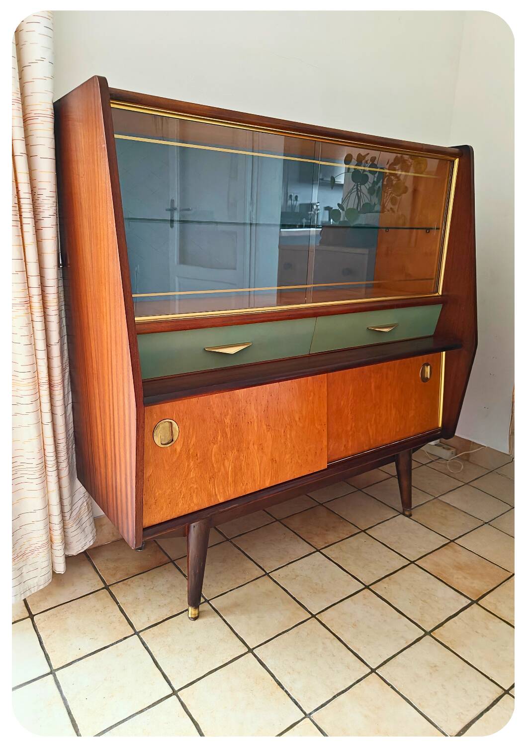 Vitrine en teck et verre des années 1950 avec détails en laiton