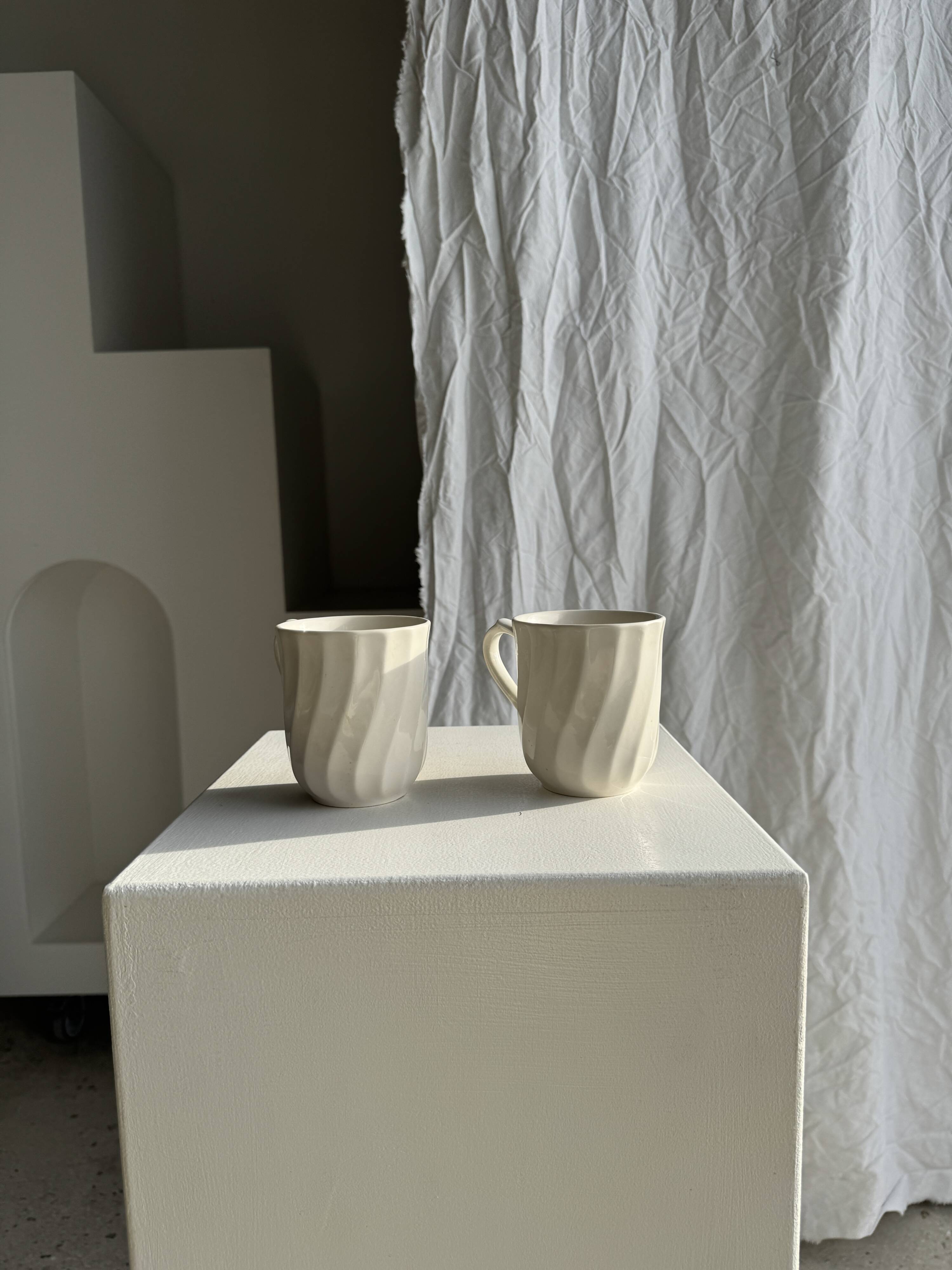 Pair of mugs in English porcelain H10