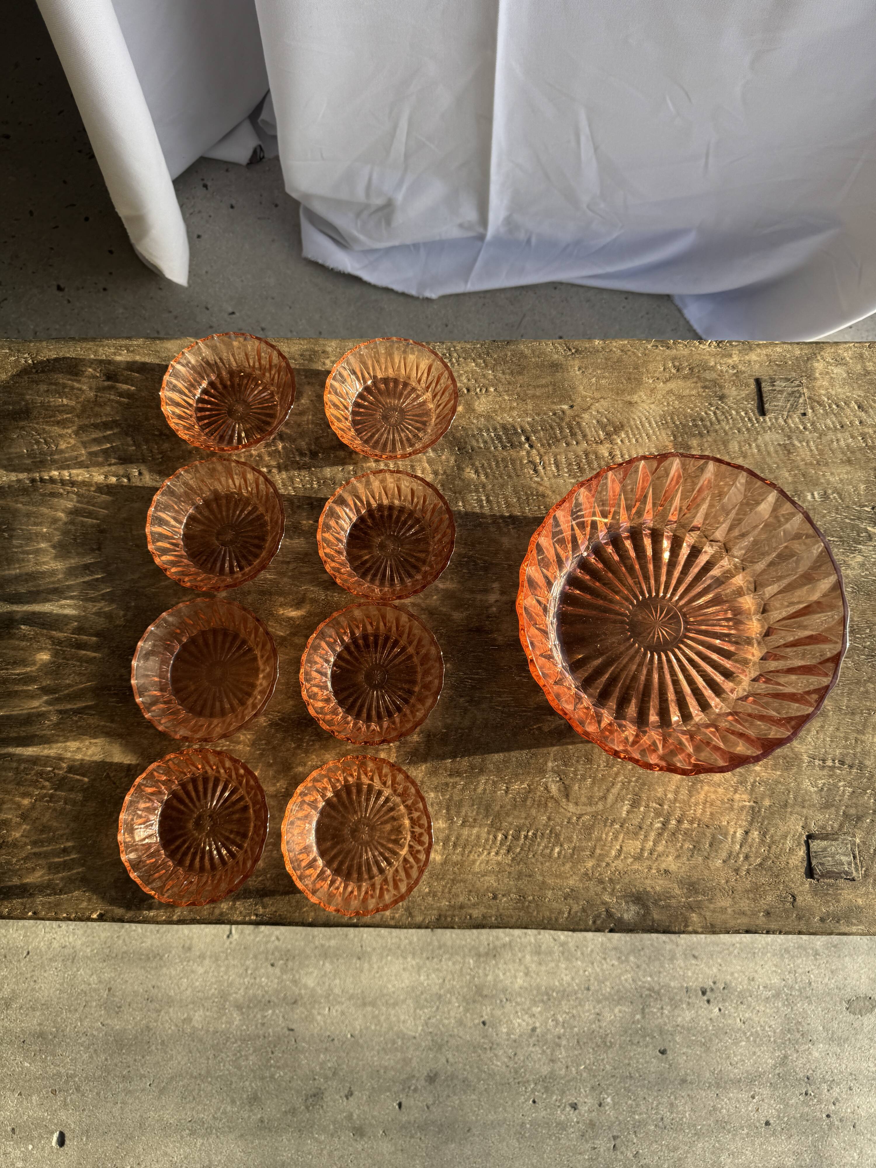 Service en verre rose vintage composé d'un saladier et de 8 coupelles