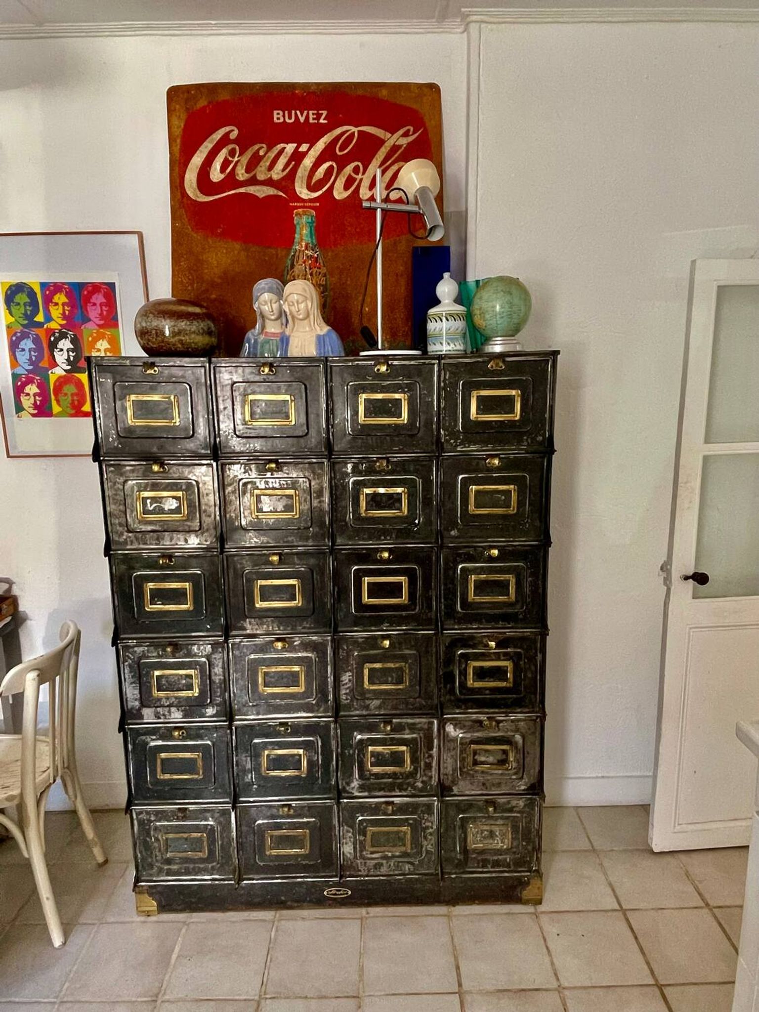 Strafor cabinet with flaps
