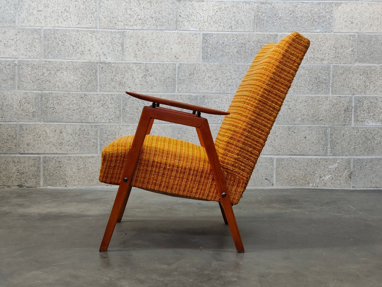 Fauteuil tchèque 1960 tissu jaune géométrique