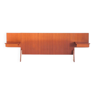 Tête de lit vintage de style scandinave. Deux tables intégrées. France, années 1970.