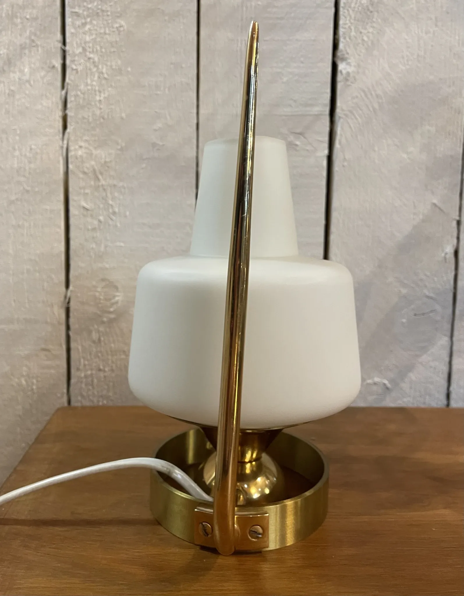 Table lamp in gold metal and opaline.