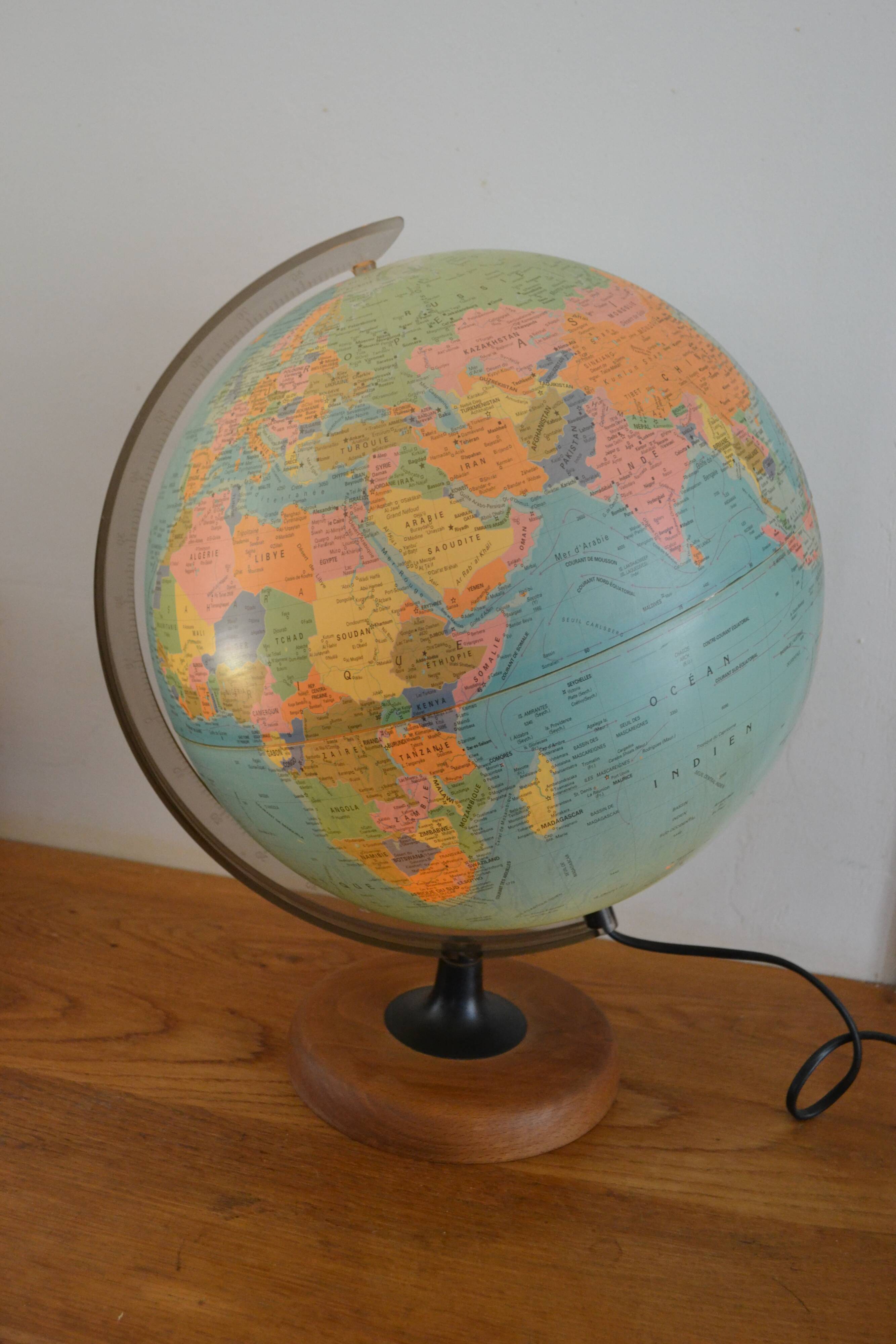 World map vintage land globe 90s