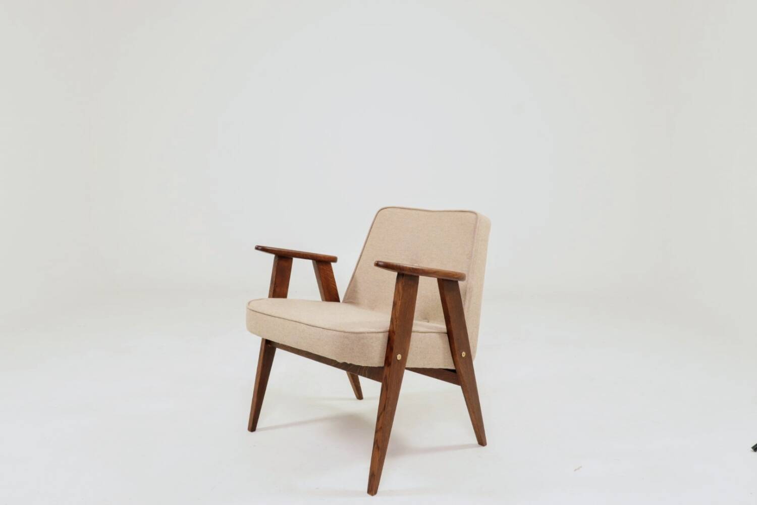 Mid-century modern armchair in camel wool with oak wood.