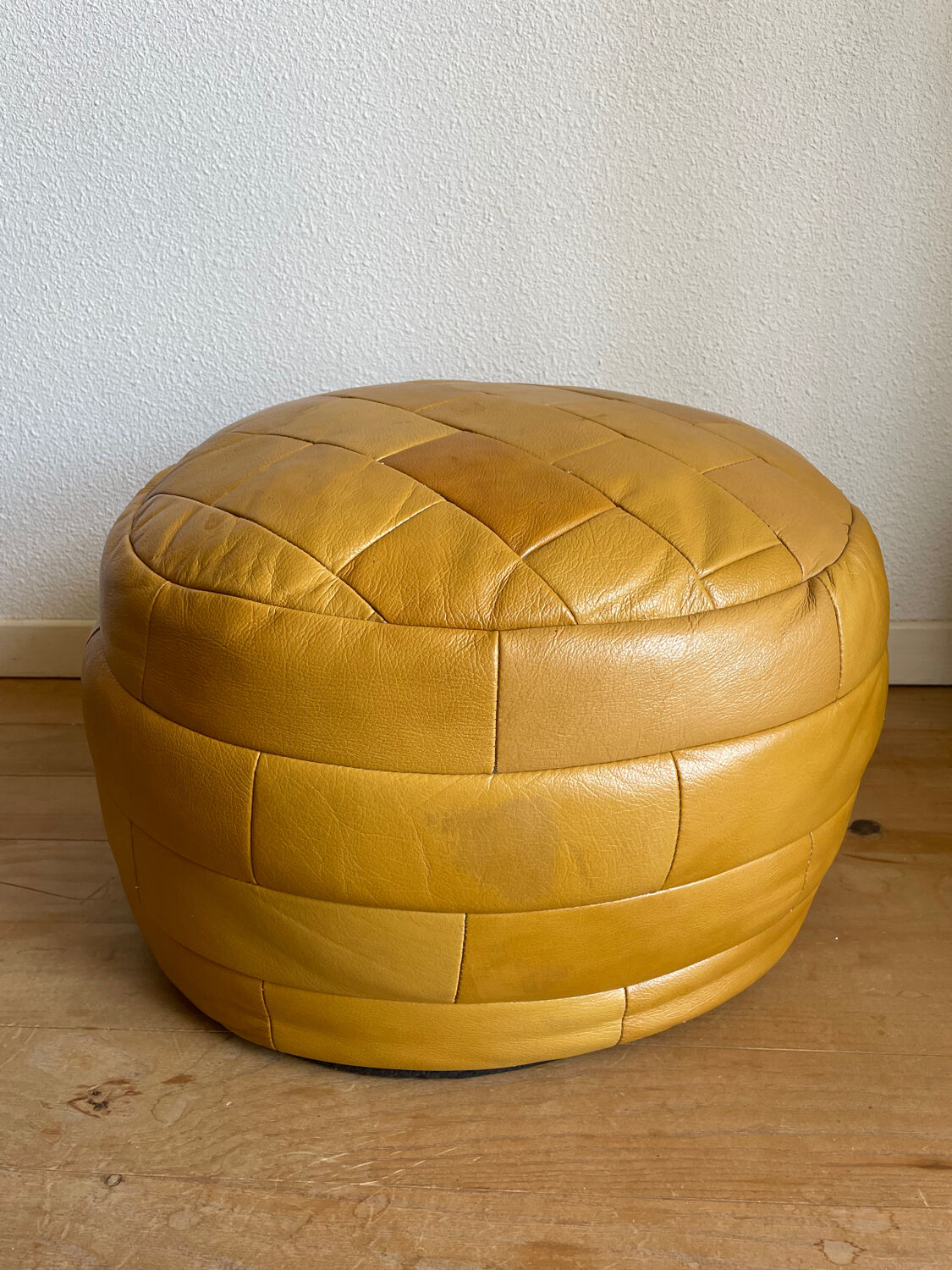 2 poufs moutarde patchwork en cuir de Sède