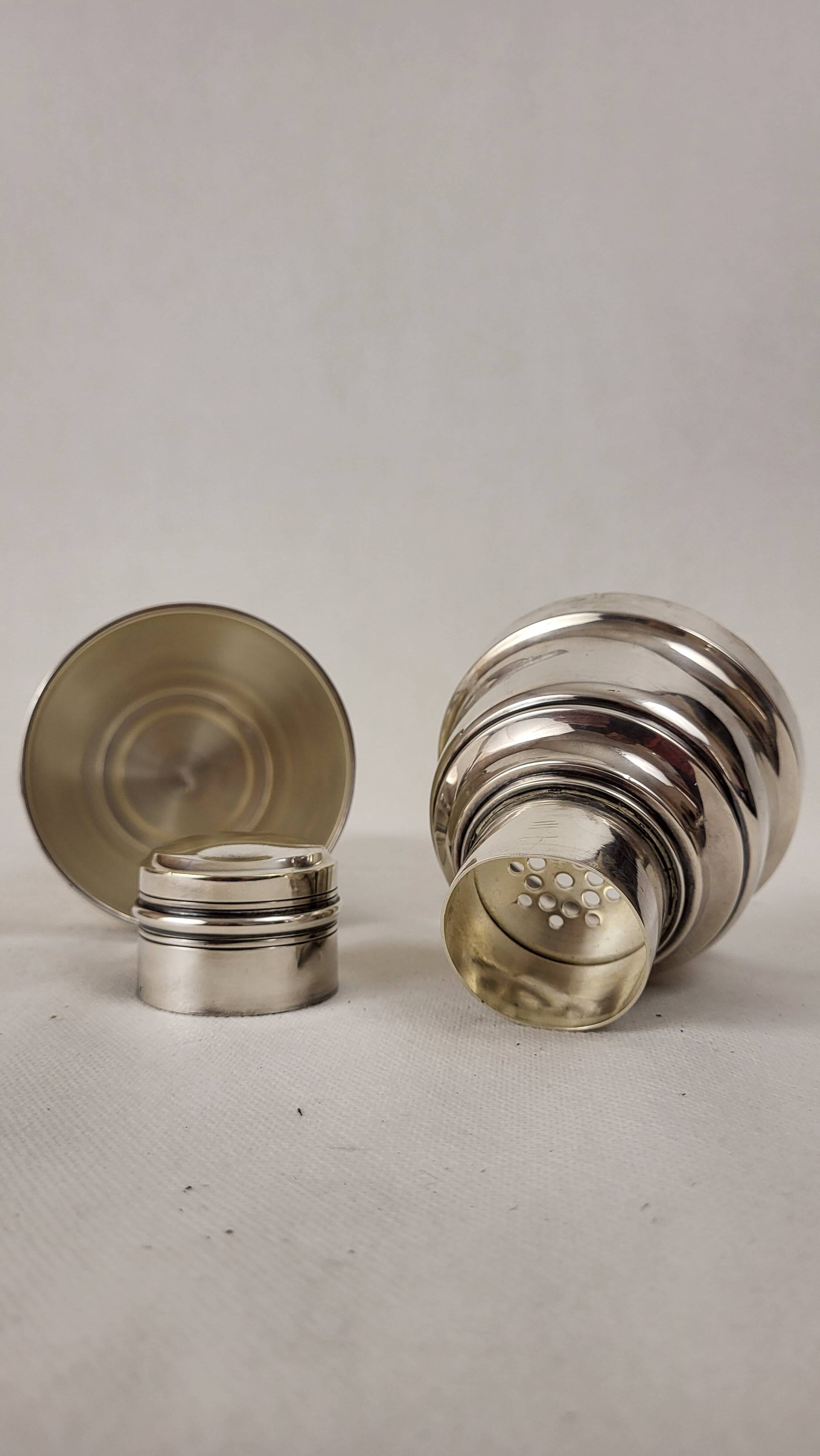 Cocktail shaker service & cups in silver metal