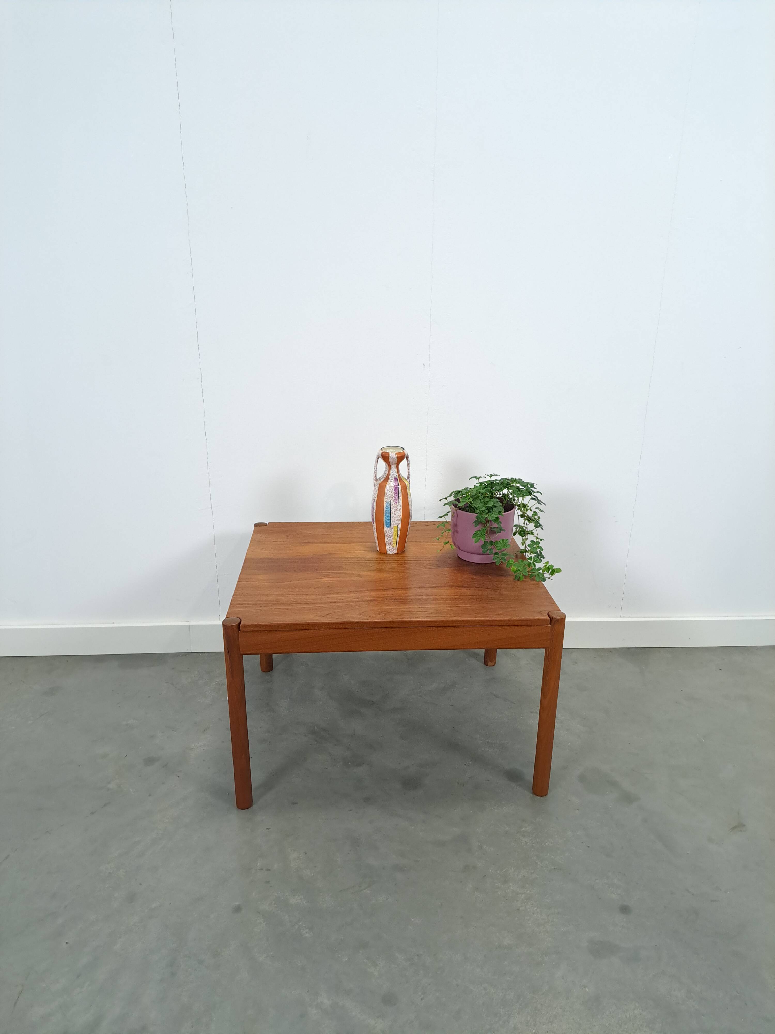 Vierkante Deense teak salontafel Magnus Olesen met ronde poten, nr.2