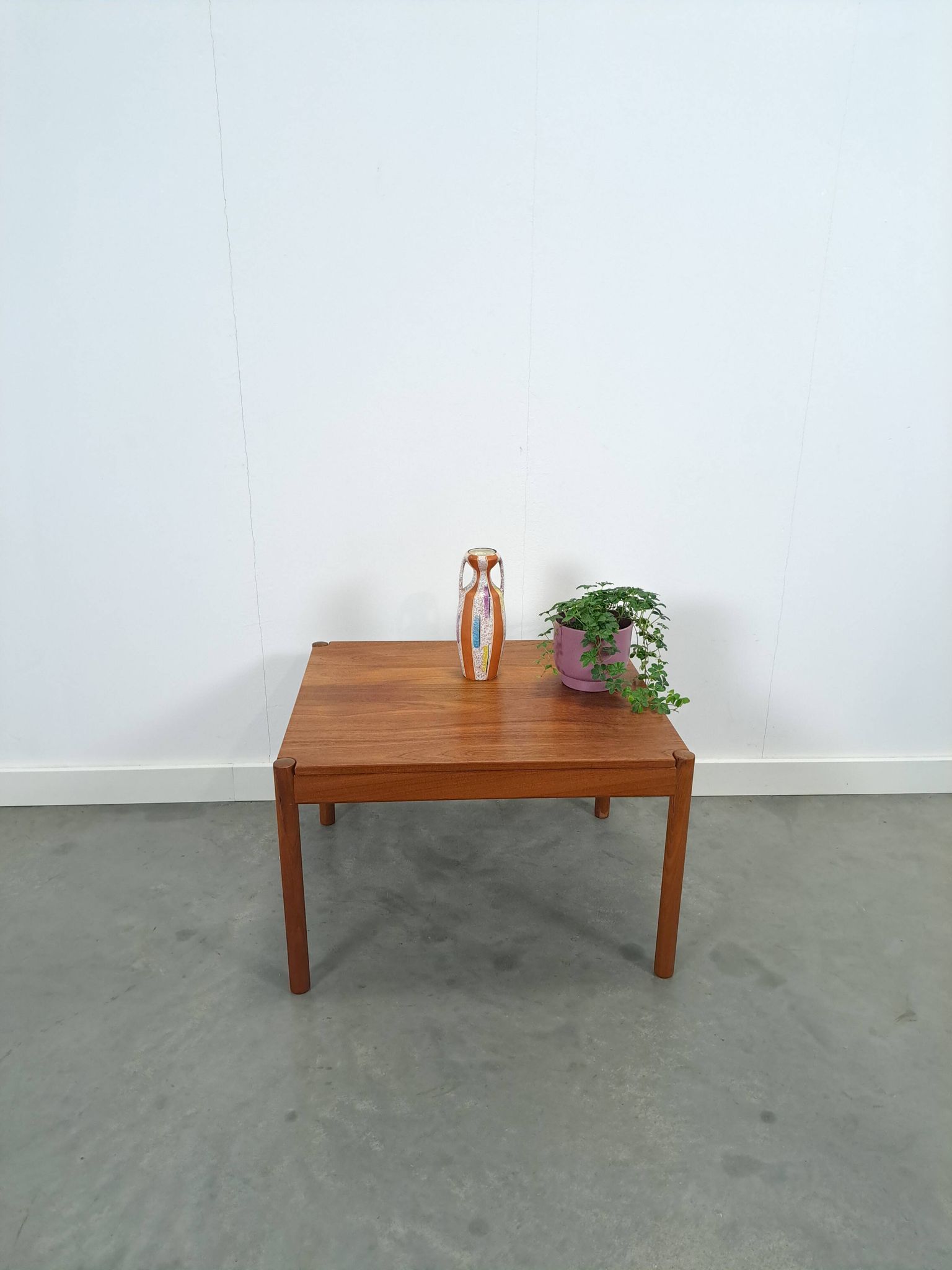 Vierkante Deense teak salontafel Magnus Olesen met ronde poten, nr.2