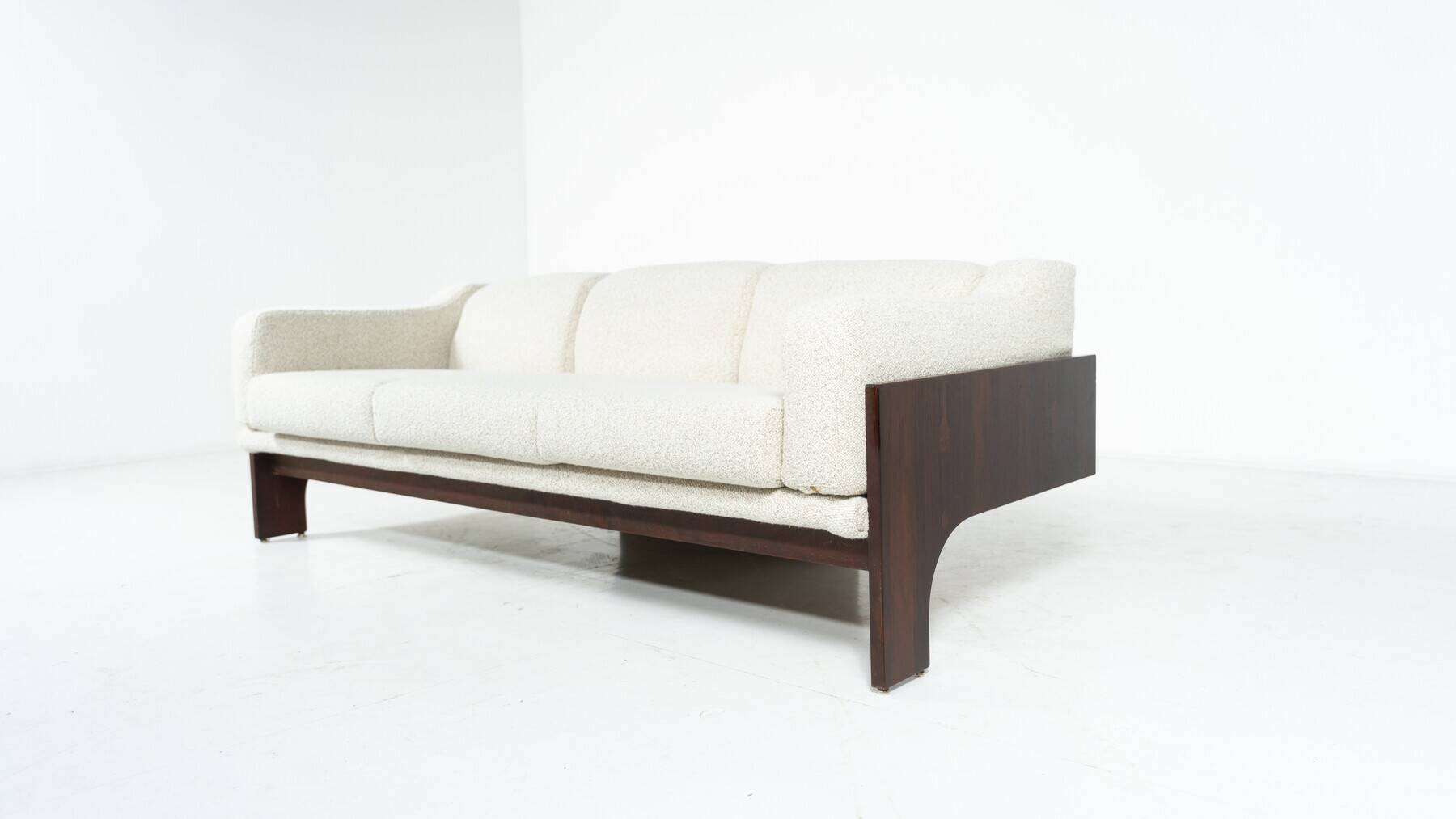 Oriolo canapé by Claudio Salocchi for Sormani in wood and white fabric.