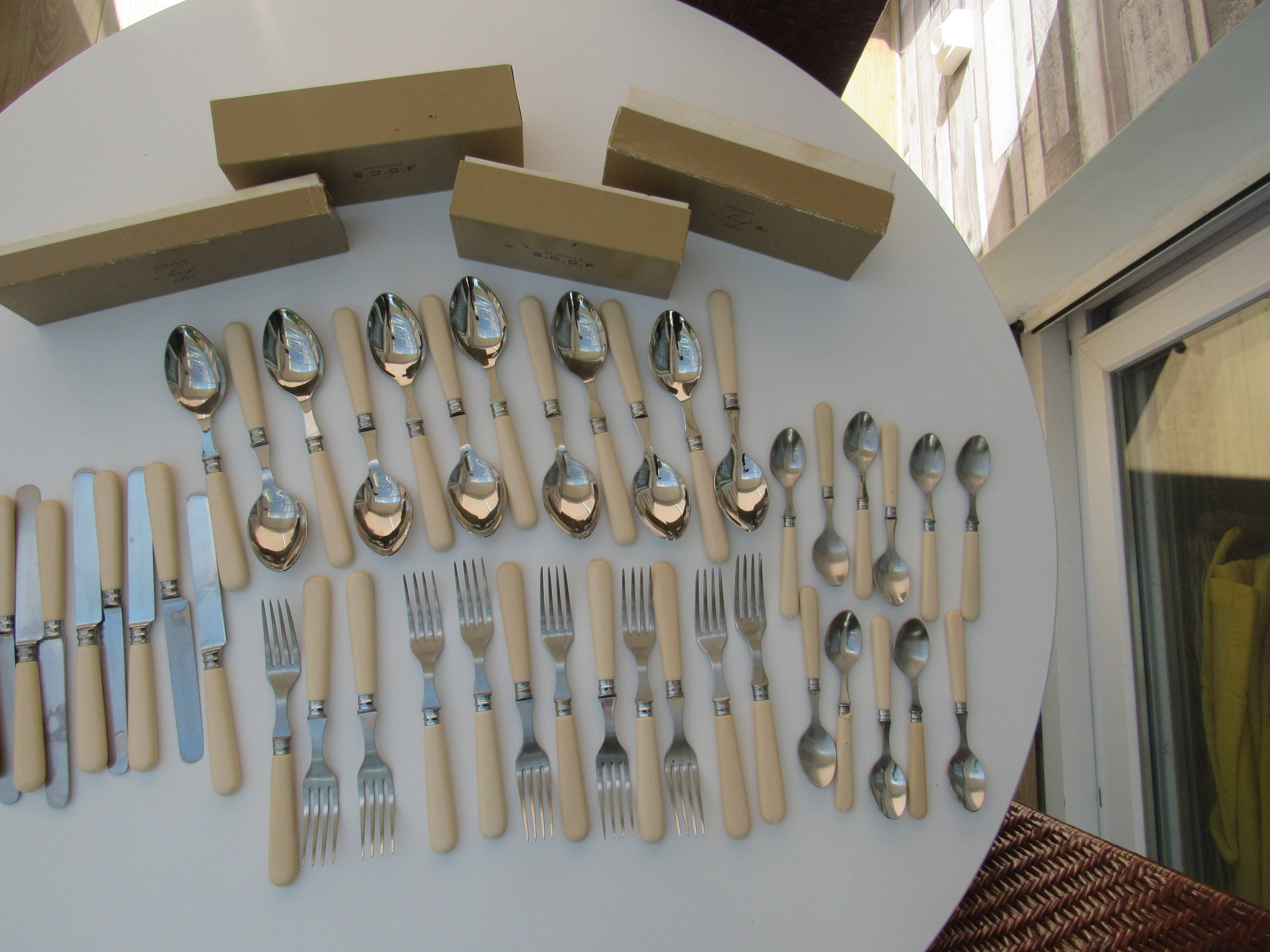 Set of 46 Cambridge ivory cutlery Scof France