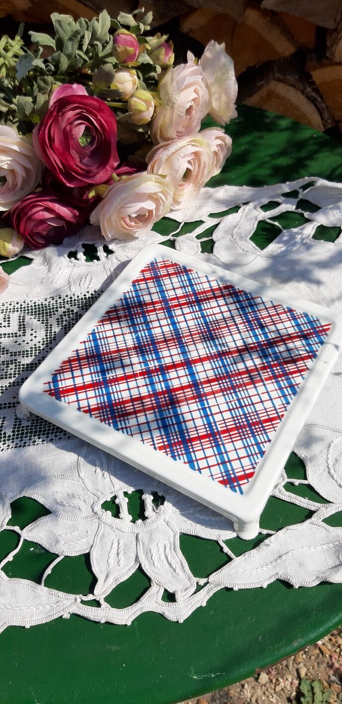 Vintage enamelled trivet from the 40s/50s