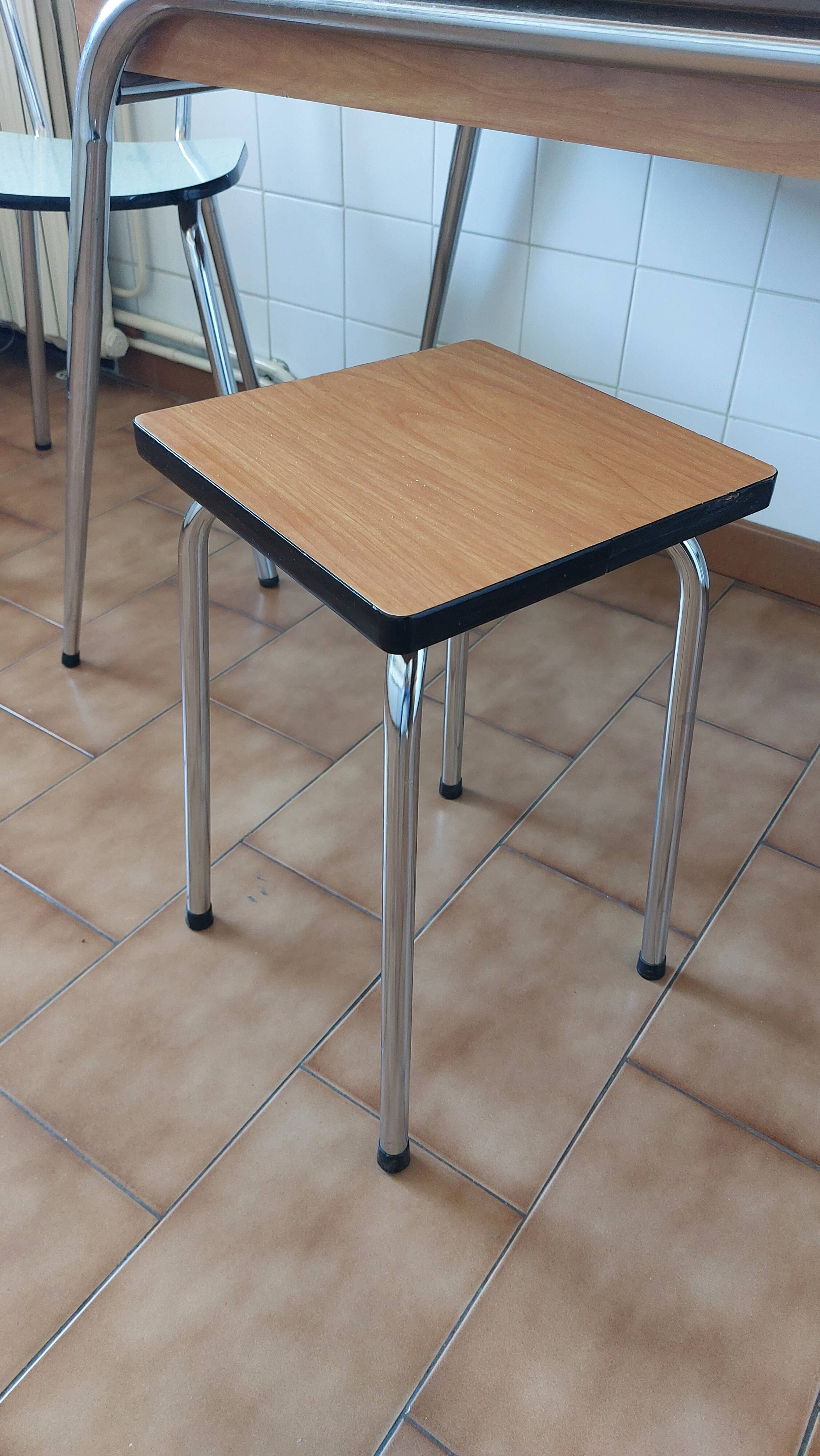 Vintage kitchen table and 4 chairs.