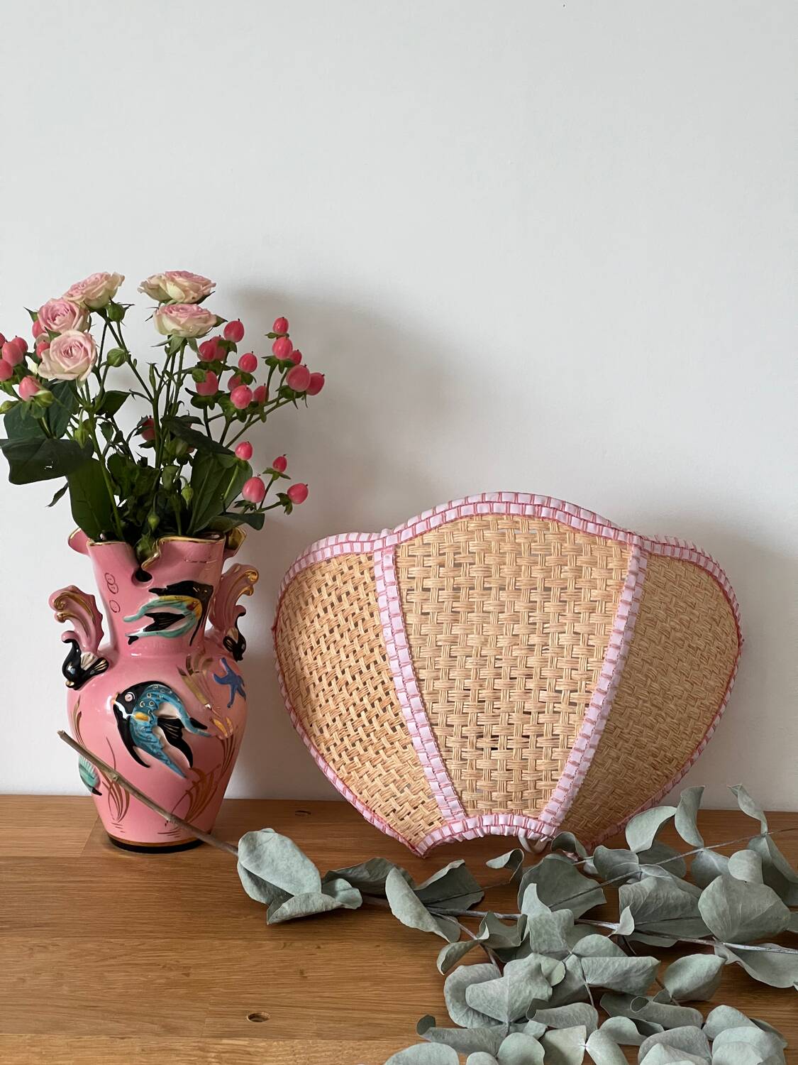 Flower applique in raffia and pink fabrics