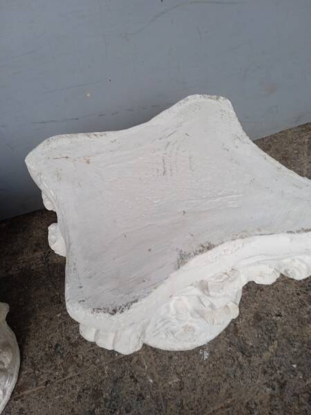 Paire 2 chapiteau corinthien ciment peint / table basse
