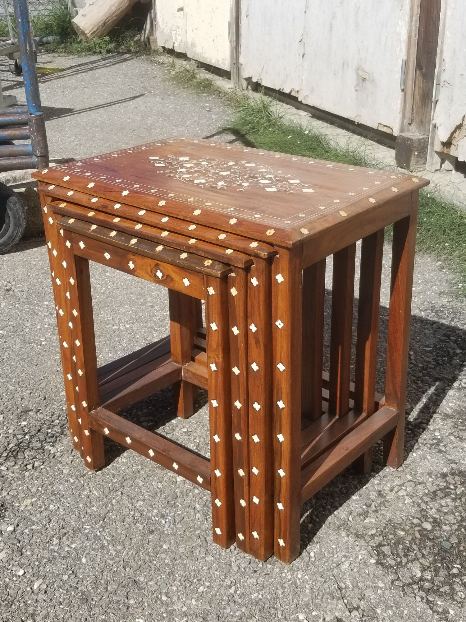 Series of 4 wooden trundle tables with mother-of-pearl inlays, Orient XXth