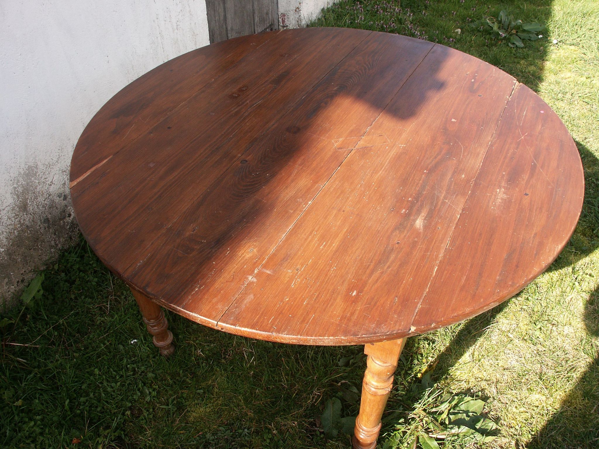 Round drop-leaf table in beech and pine