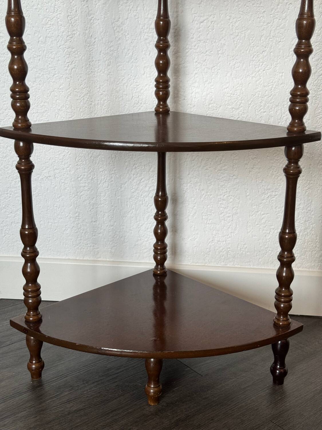 Etagère d'angle vintage en bois à trois niveaux
