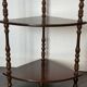 Etagère d'angle vintage en bois à trois niveaux